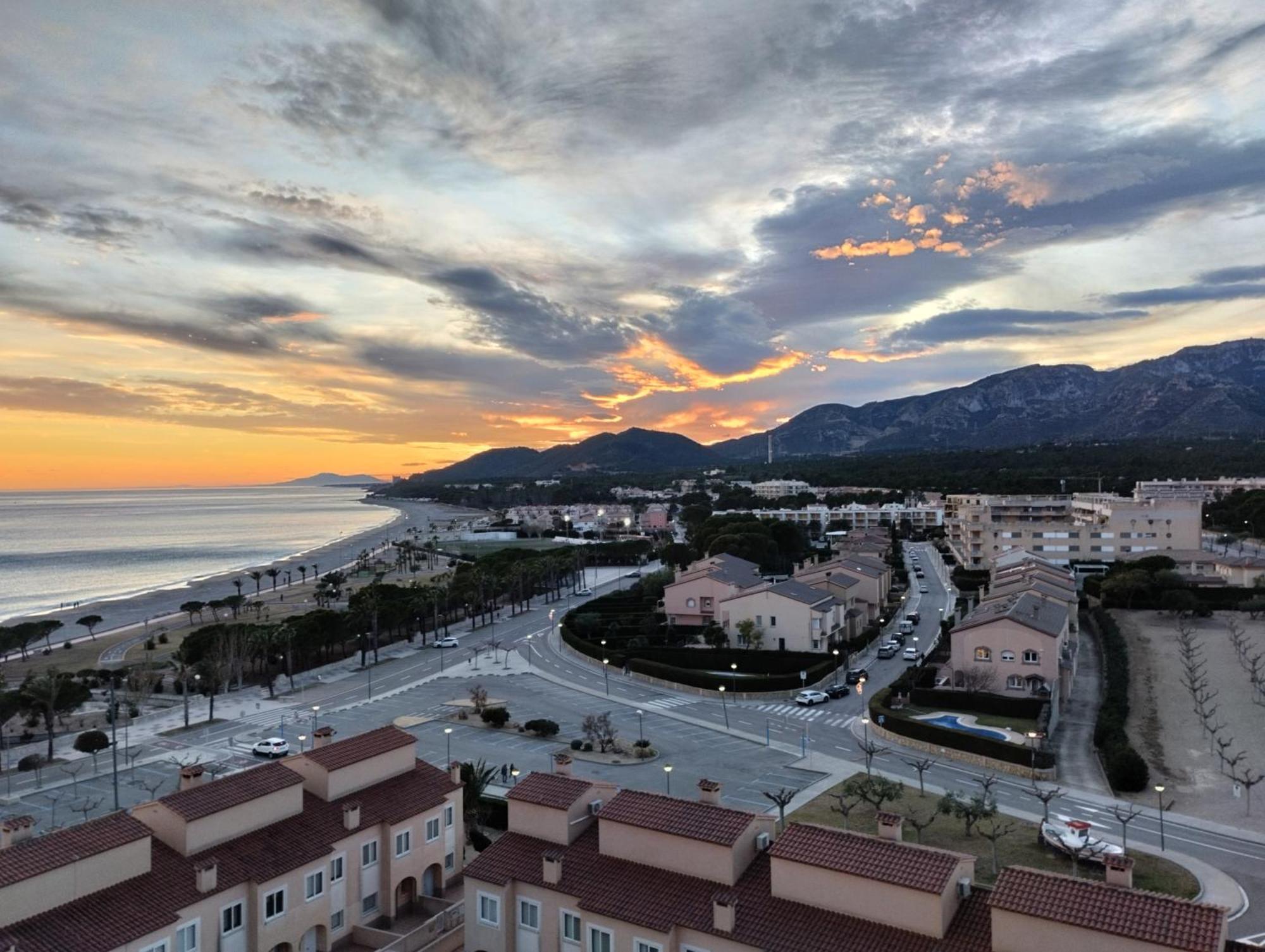 Con Terraza, Vistas Playa Y Montaña Apartamento *