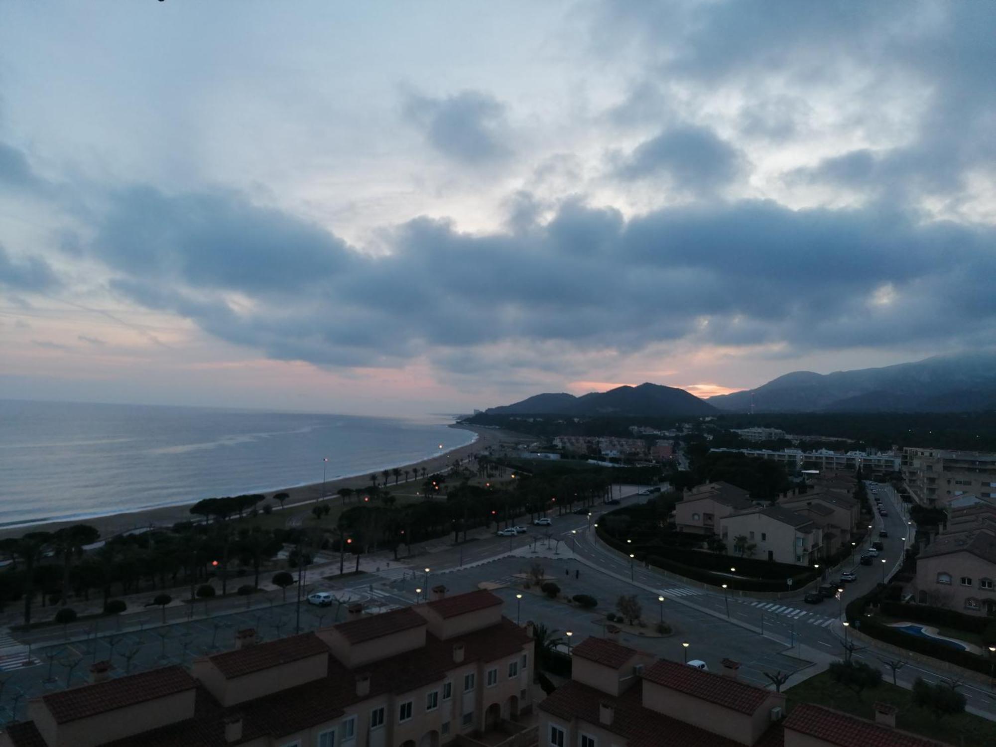 Con Terraza, Vistas Playa Y Montaña Apartamento *