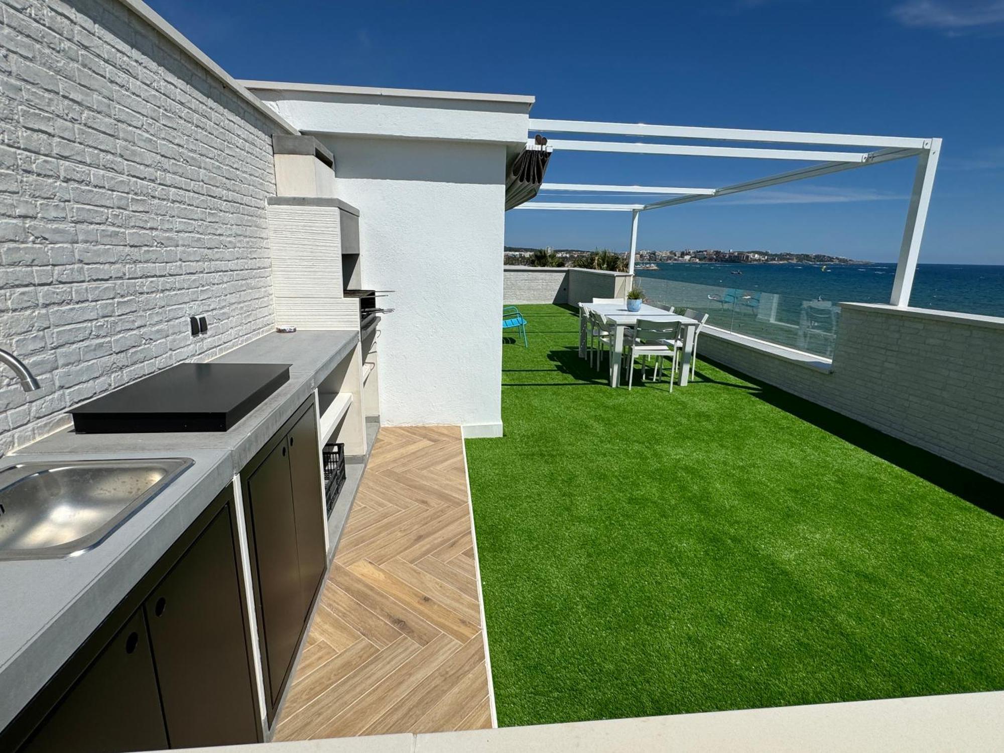 Fabulous Front Sea Penthouse Apartment *
