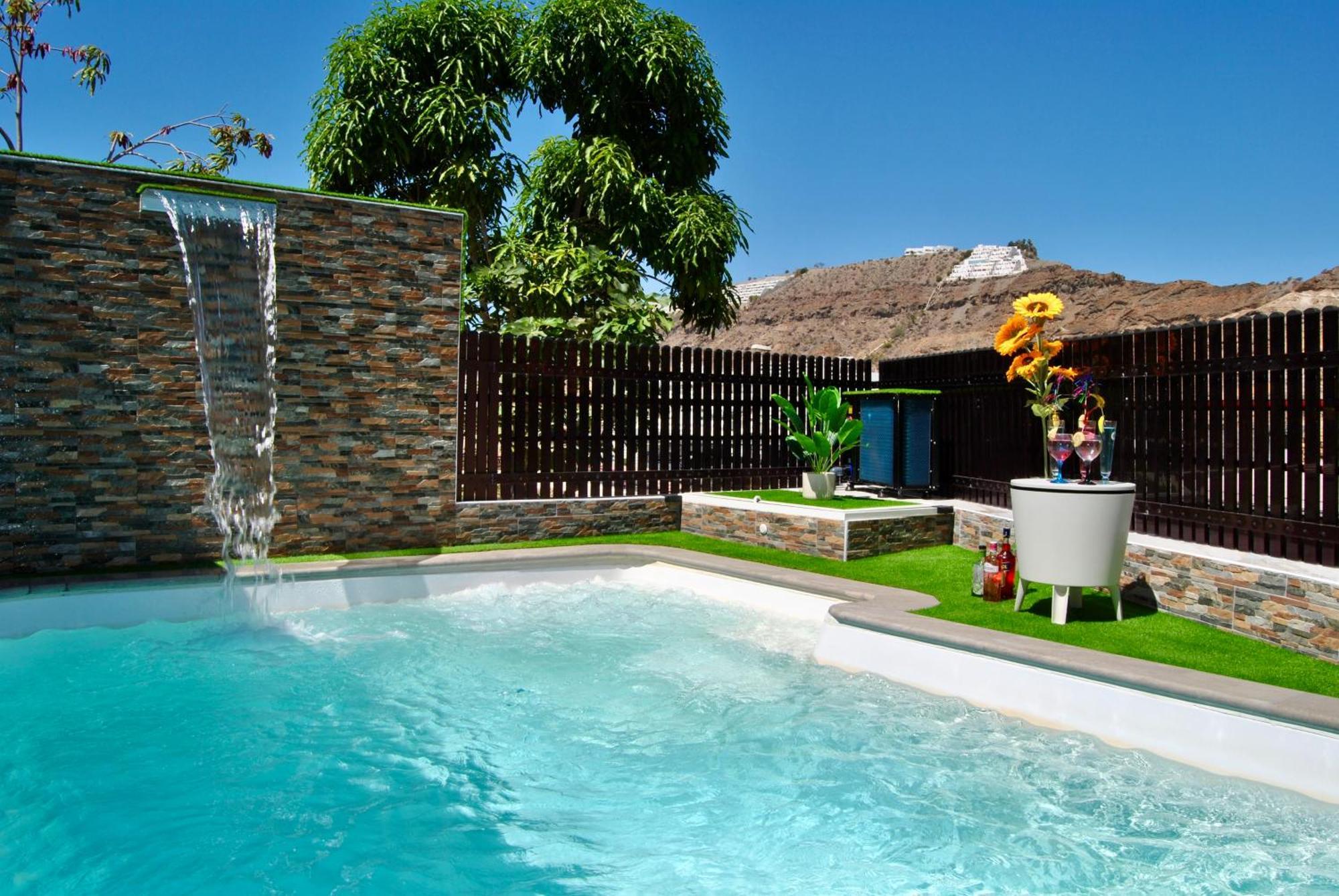 Puerto Rico In Front Of The Shopping Center With Private Heated Saltwater Pool With Jacuzzi & Arcade Games & T Able Foot Ball