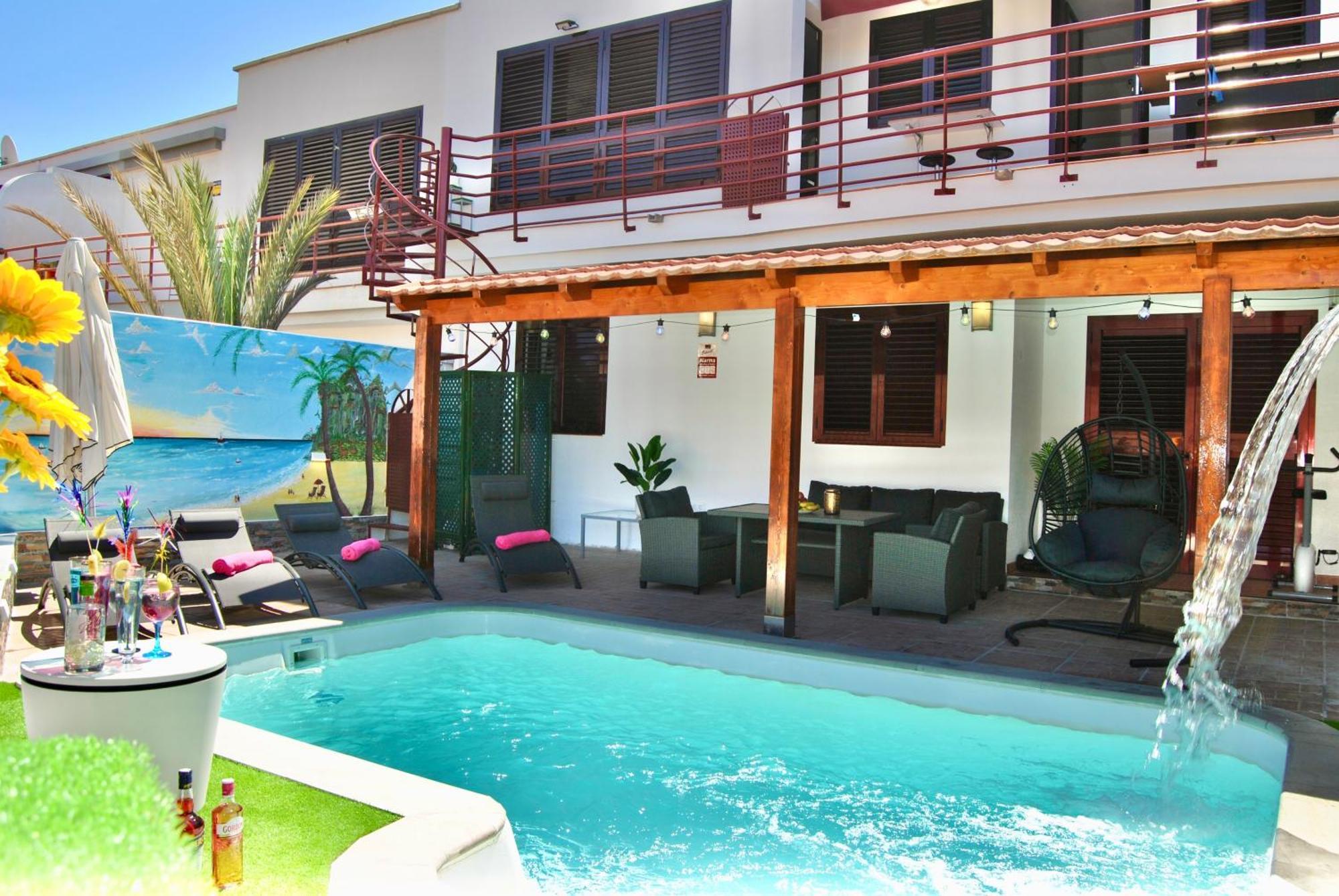 Villa Puerto Rico In Front Of The Shopping Center With Private Heated Saltwater Pool With Jacuzzi & Arcade Games & T Able Foot Ball Puerto Rico (Gran Canaria)
