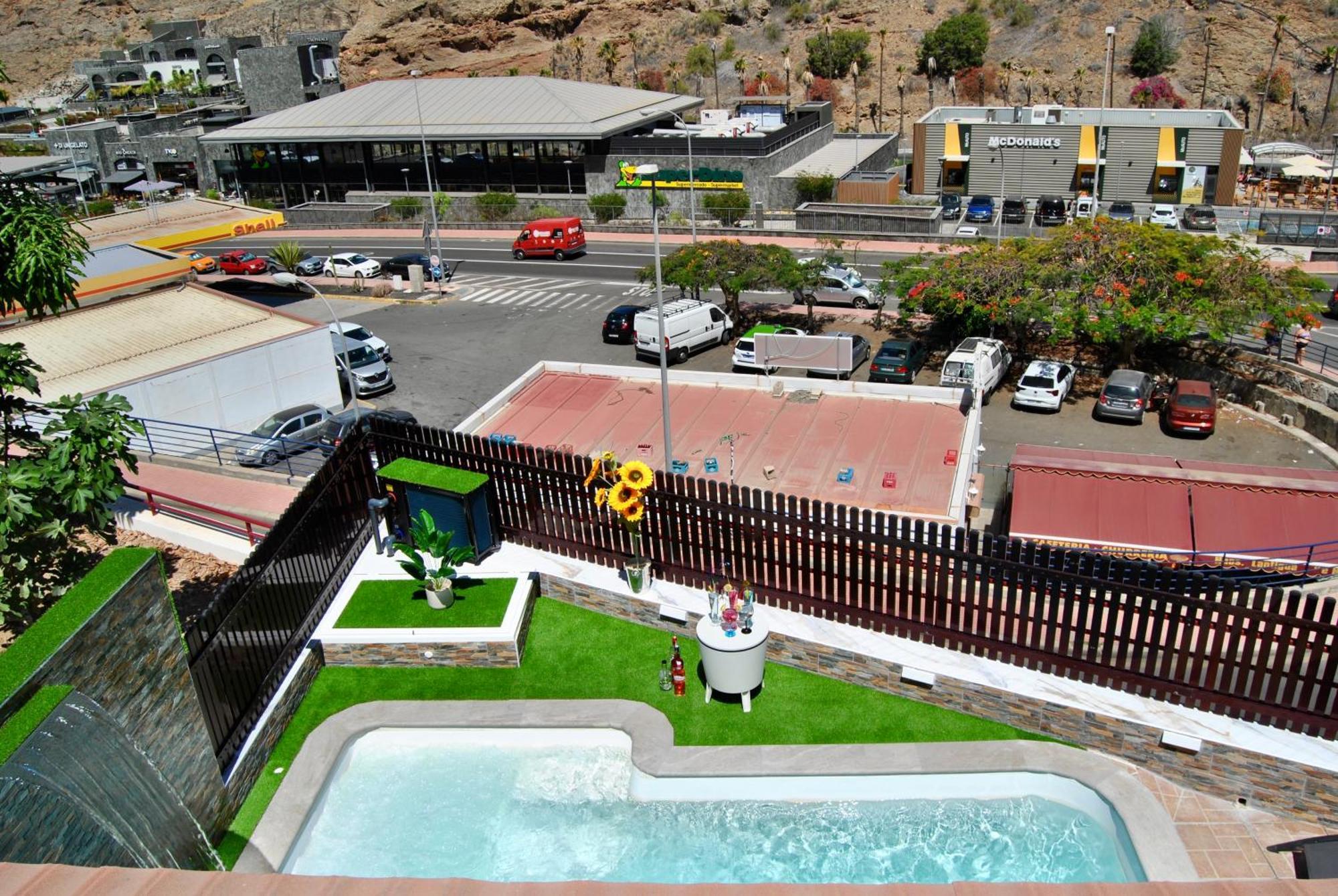 Puerto Rico In Front Of The Shopping Center With Private Heated Saltwater Pool With Jacuzzi & Arcade Games & T Able Foot Ball Puerto Rico (Gran Canaria)