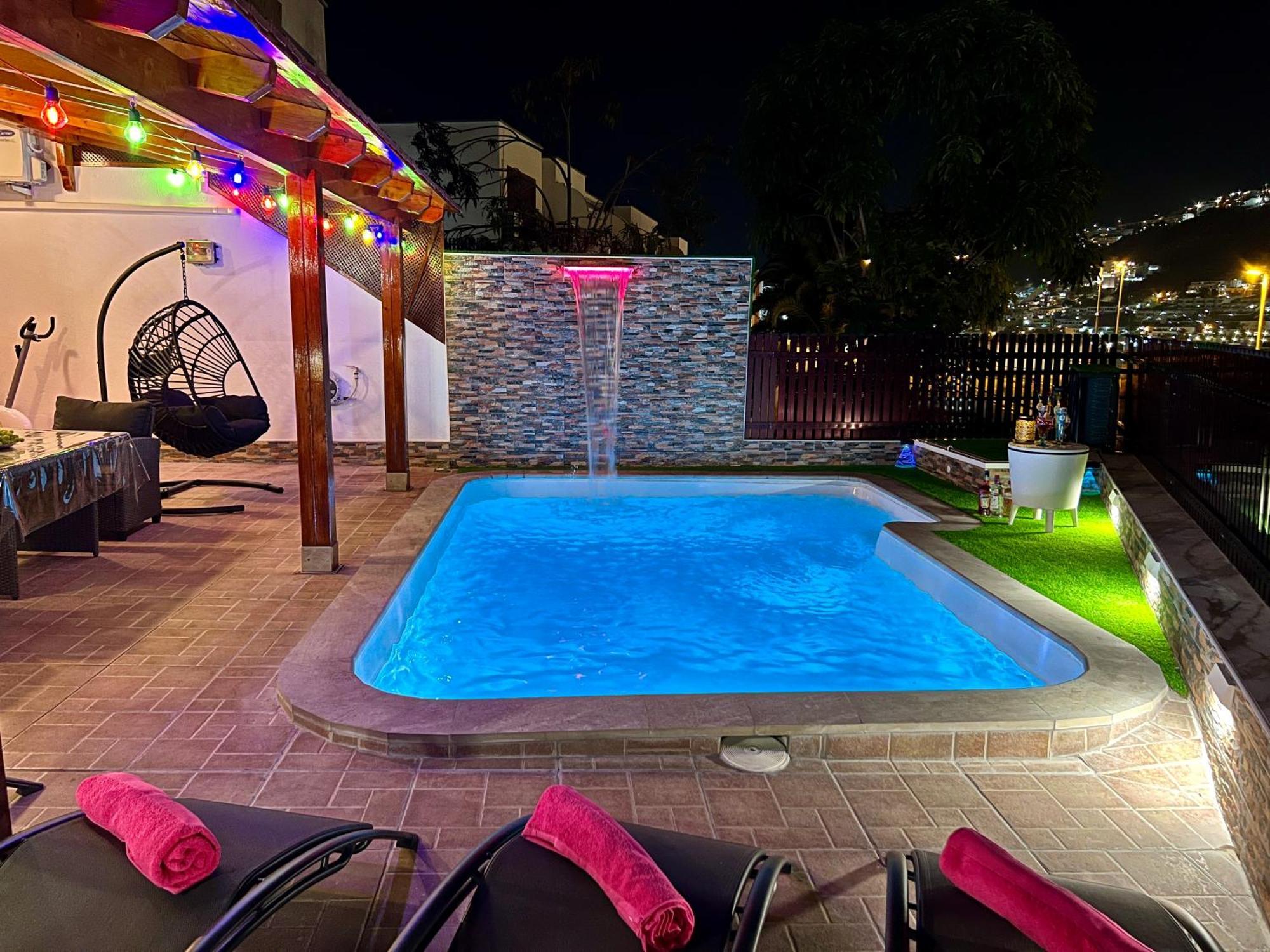 Villa Puerto Rico In Front Of The Shopping Center With Private Heated Saltwater Pool With Jacuzzi & Arcade Games & T Able Foot Ball Puerto Rico (Gran Canaria)