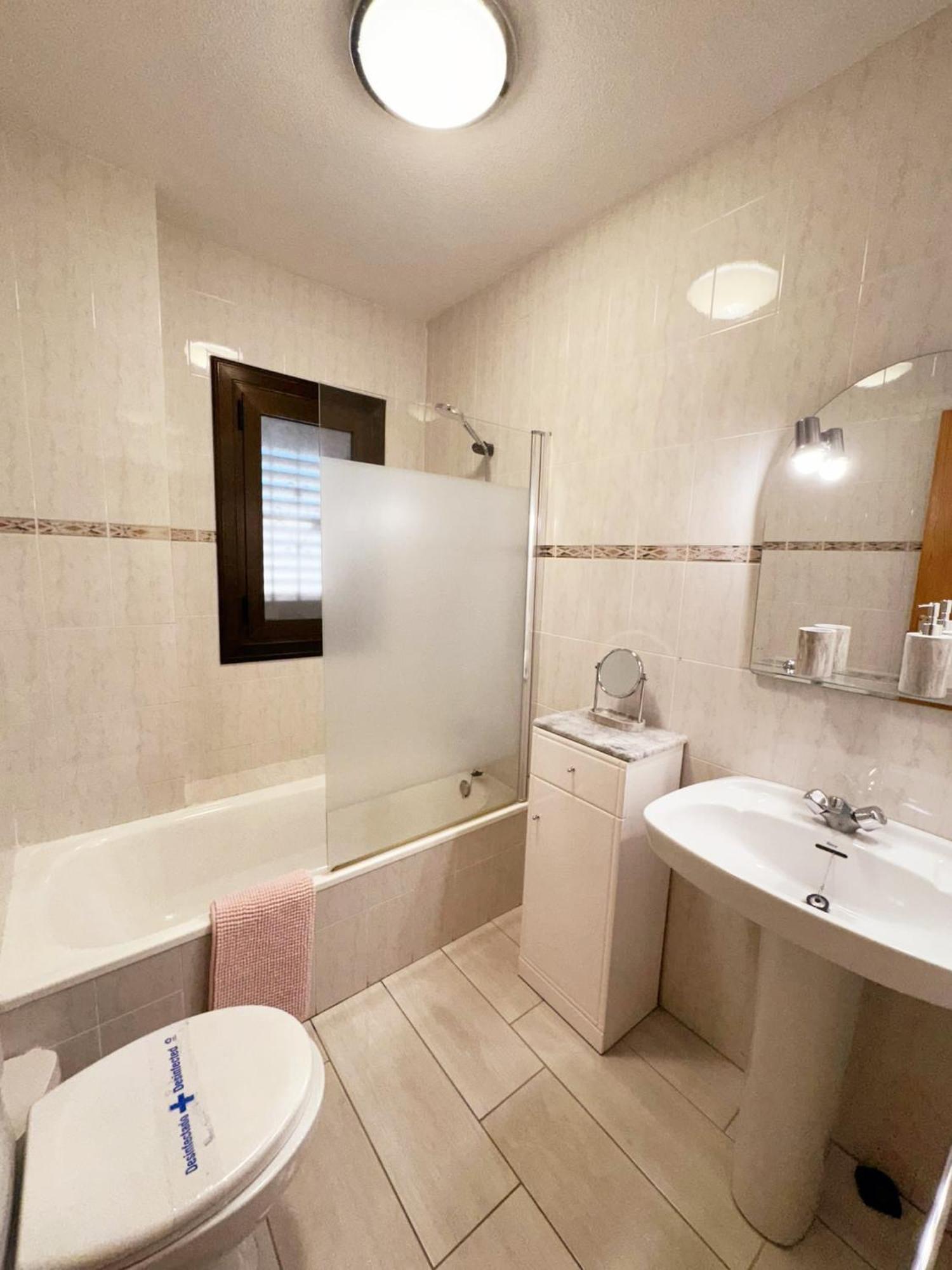Rosi - 5-10 Minute Walk To La Zenia Beach, Bar, Cliff Walk, Shops, Paddys Point, Cabo Roig - Free Fast Fibre Optic Broadband - No Deposit Required * Oriola (Orihuela)