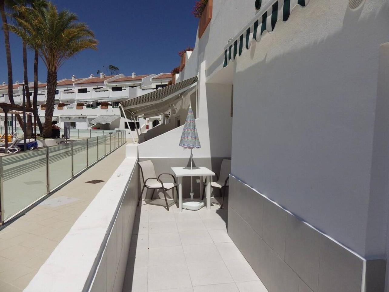 Poolside In Costa Silenciok102 *