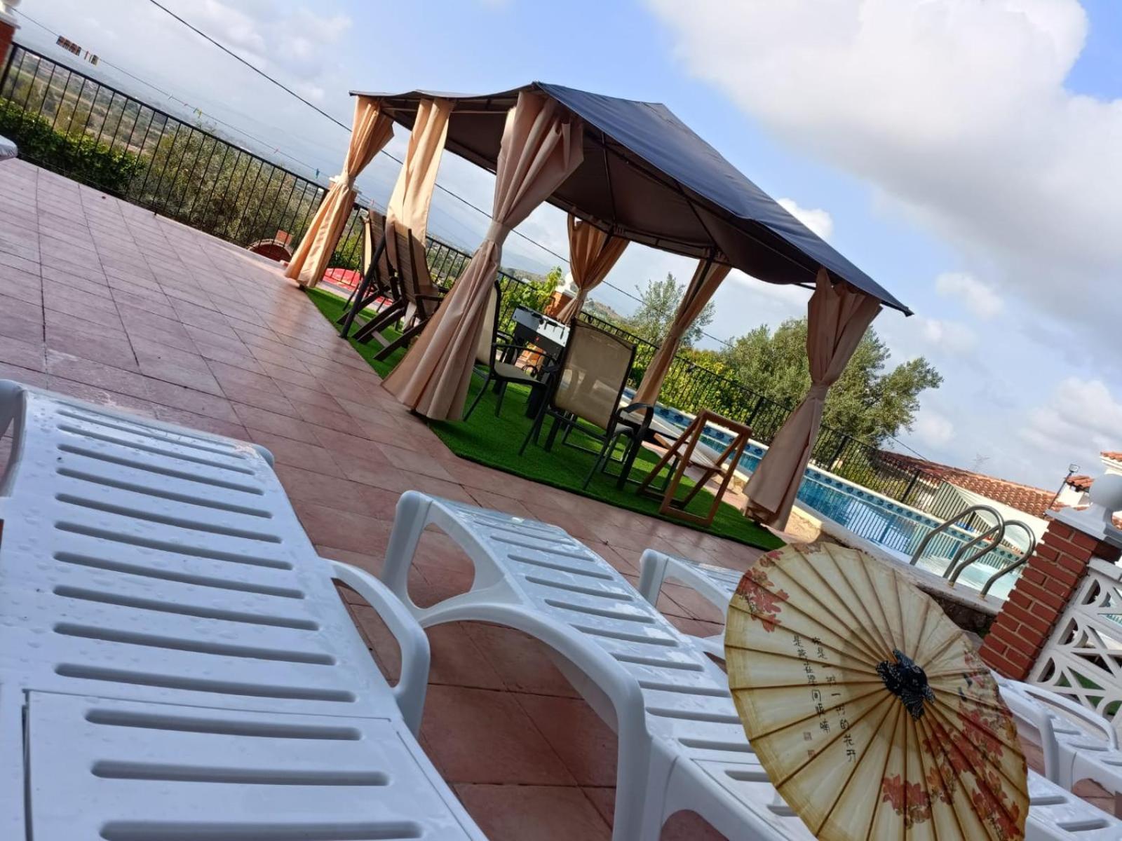 Bedroom With Private Bathroom And Two-bedroom Family In Quiet Forest 80m2 Large Swimming Pool Music Town The Garden And Swimmingpool And Garden Are Shared Homestay Lliria