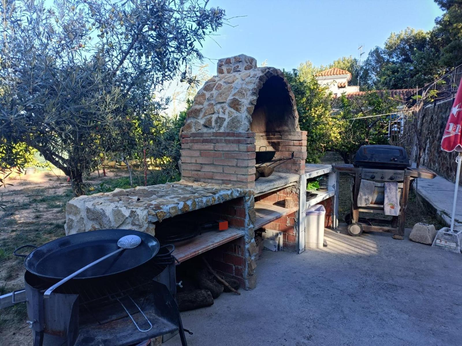 Homestay Bedroom With Private Bathroom And Two-bedroom Family In Quiet Forest 80m2 Large Swimming Pool Music Town The Garden And Swimmingpool And Garden Are Shared Lliria