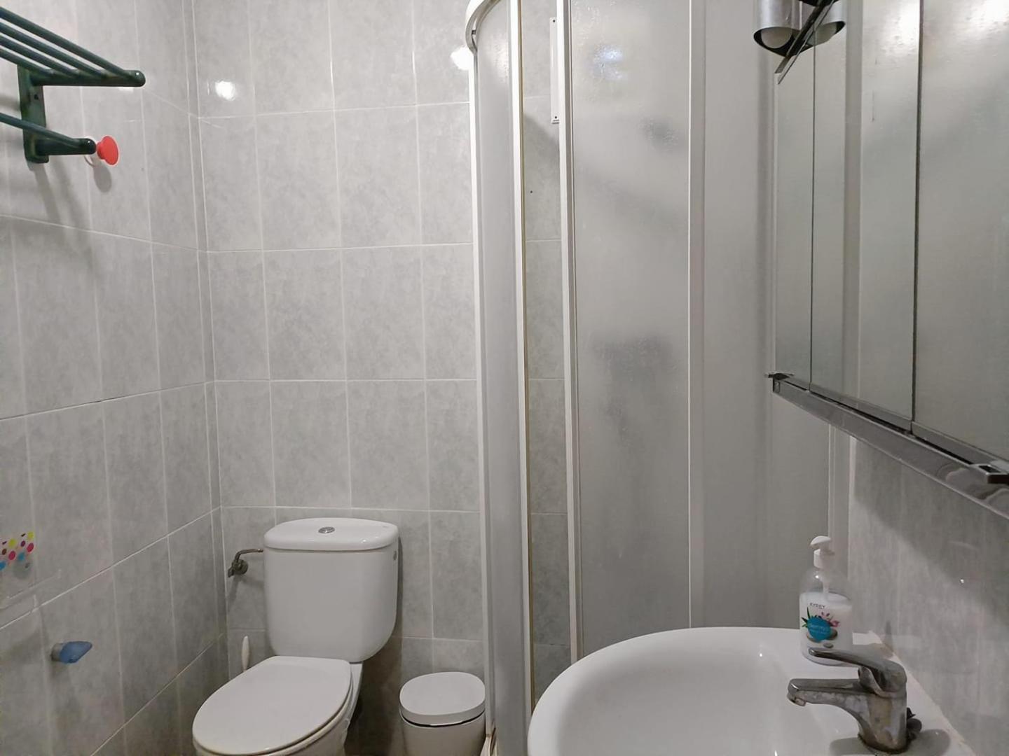 Bedroom With Private Bathroom And Two-bedroom Family In Quiet Forest 80m2 Large Swimming Pool Music Town The Garden And Swimmingpool And Garden Are Shared Homestay Lliria