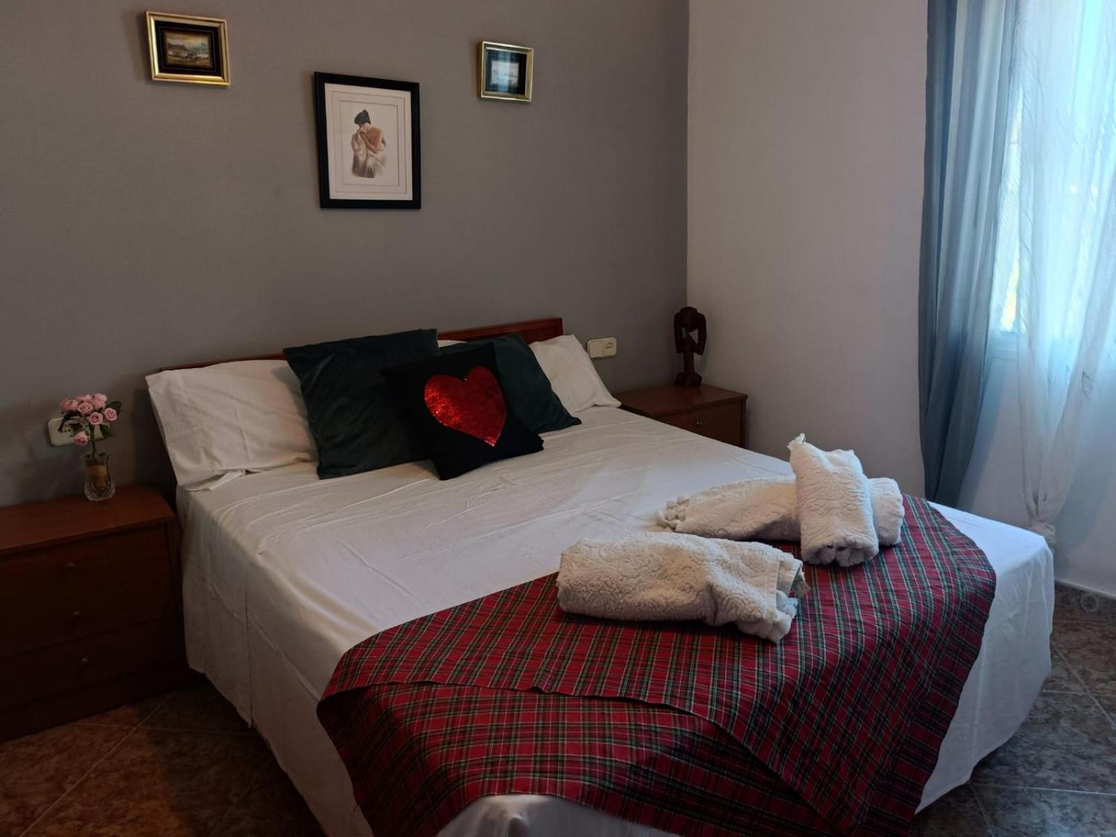 Bedroom With Private Bathroom And Two-bedroom Family In Quiet Forest 80m2 Large Swimming Pool Music Town The Garden And Swimmingpool And Garden Are Shared Homestay Lliria