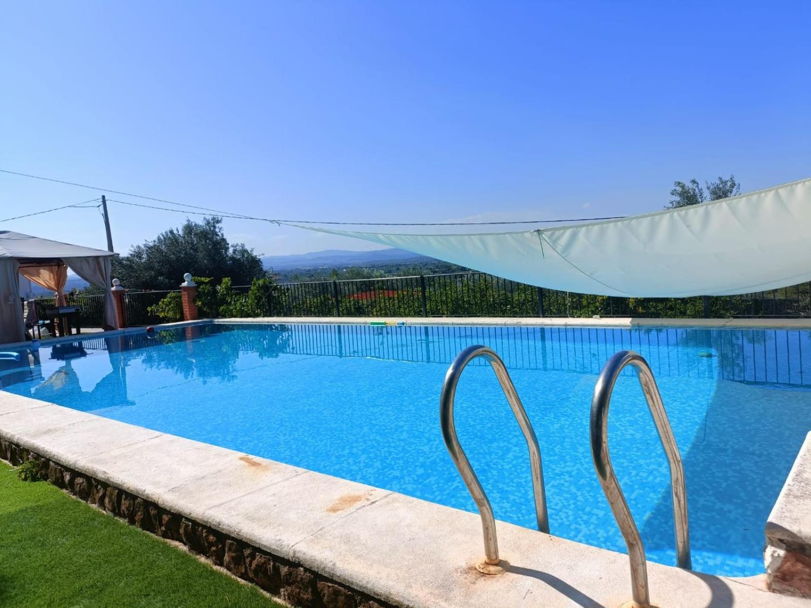 Bedroom With Private Bathroom And Two-bedroom Family In Quiet Forest 80m2 Large Swimming Pool Music Town The Garden And Swimmingpool And Garden Are Shared Lliria