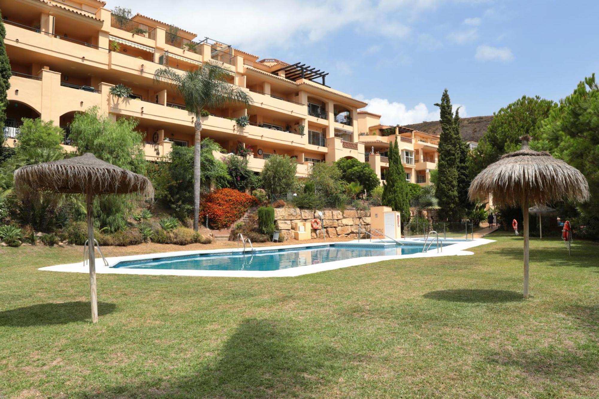 3 Bedroom, Floor With Fantastic Terrace And Pools Apartamento Sitio de Calahonda