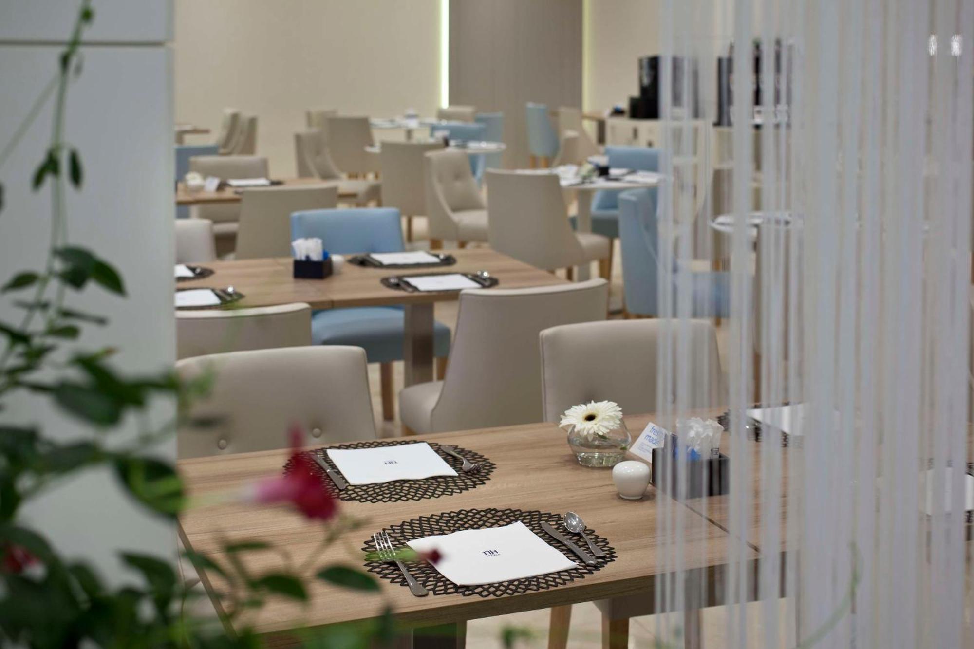 Nh Canciller Ayala Hotel 4*