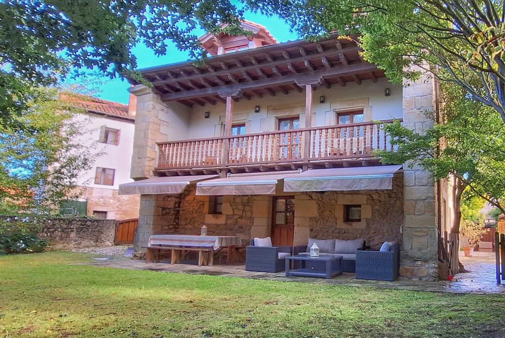Palacion De Santillana