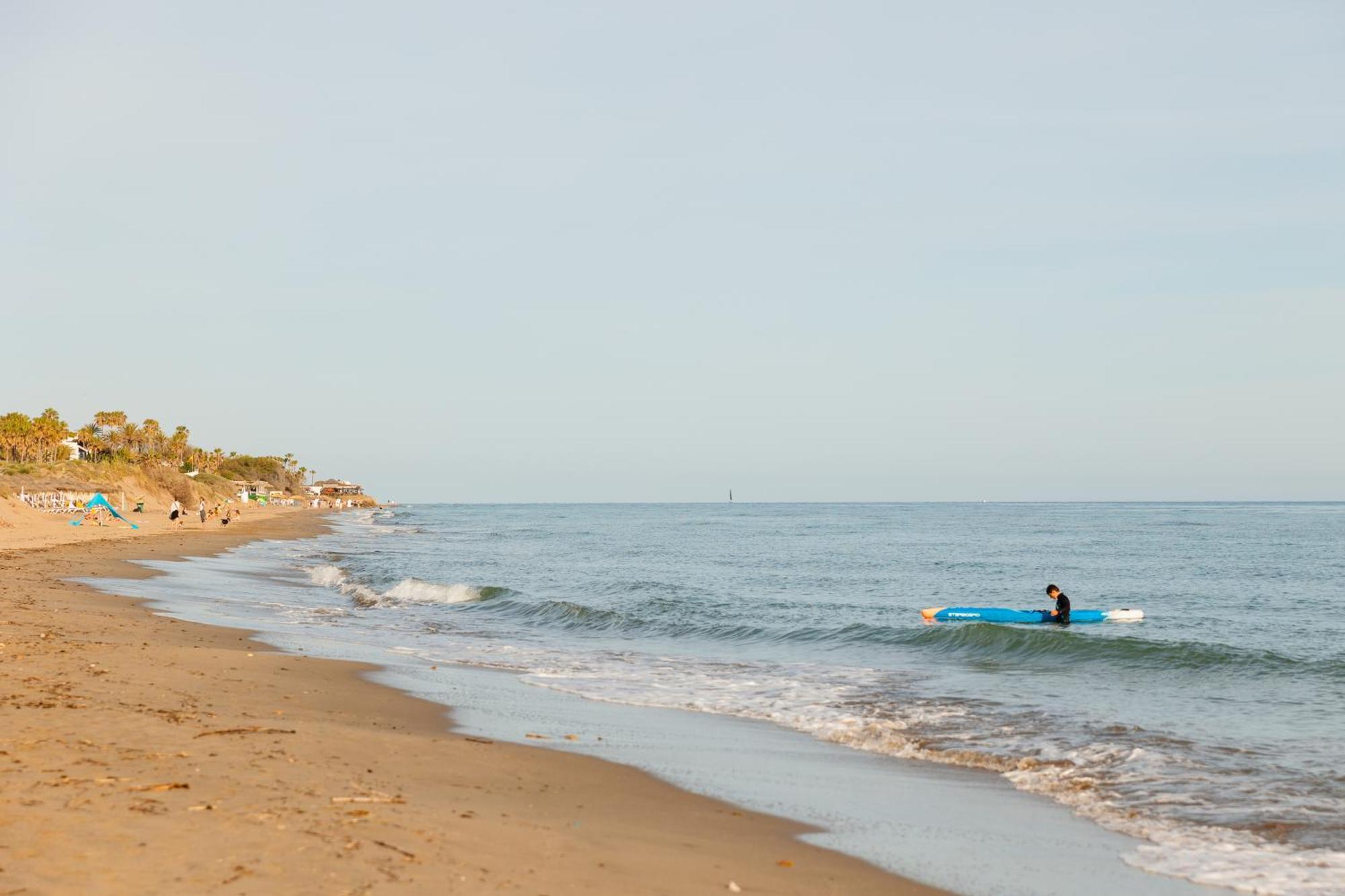 With Direct Beach Access, In Hacienda Playa, Elviria Apartamento