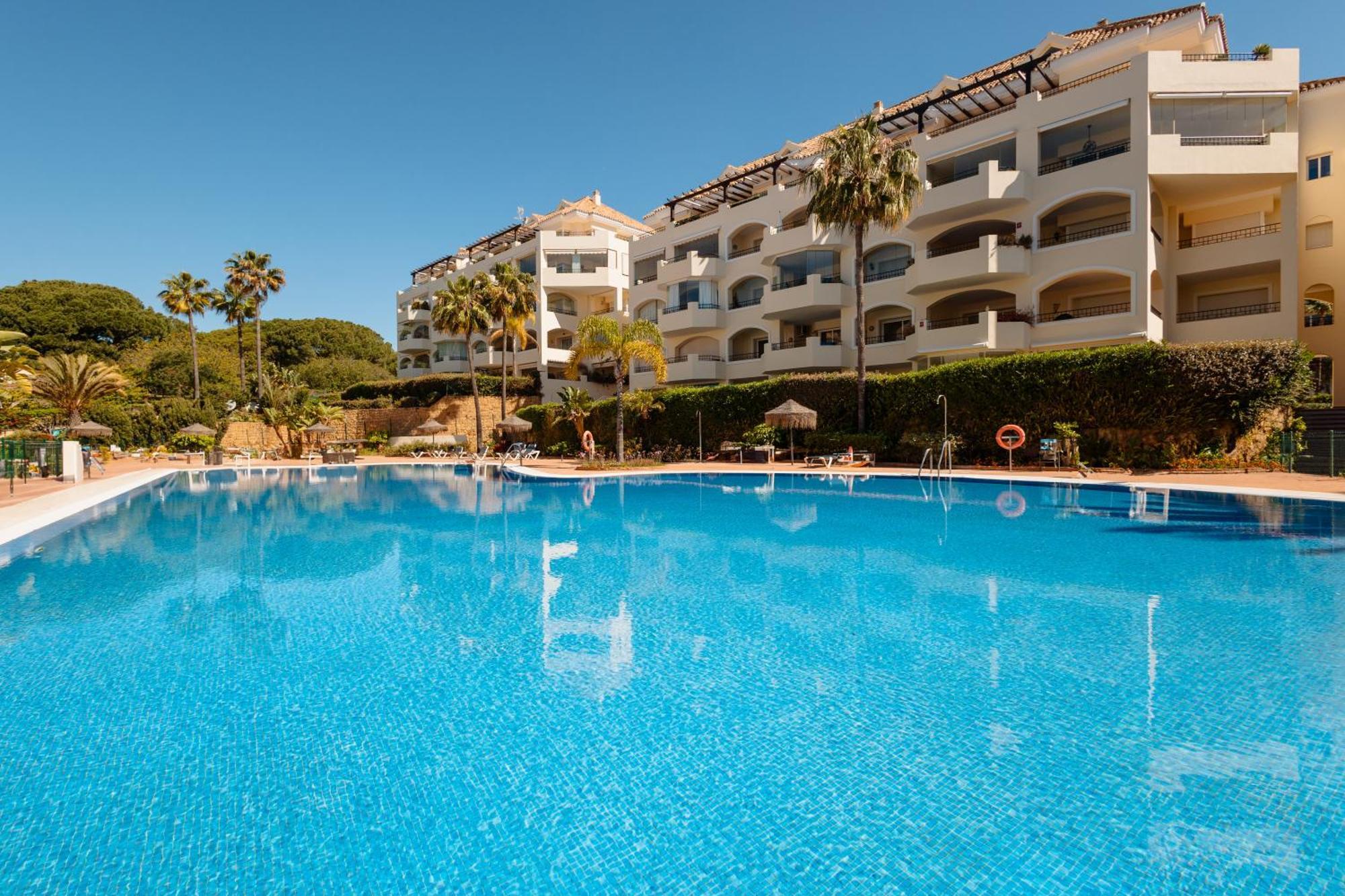 With Direct Beach Access, In Hacienda Playa, Elviria Apartamento Marbella