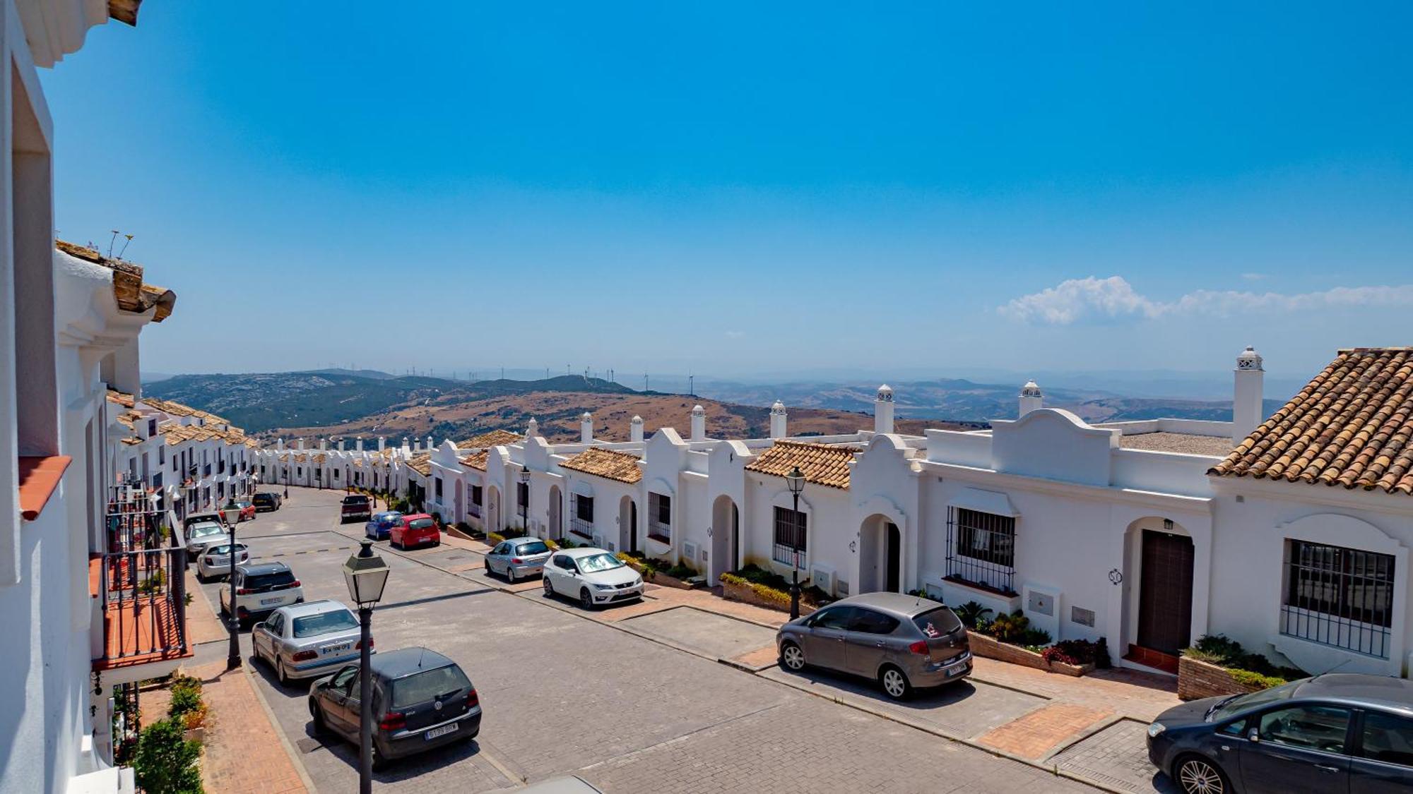 Stylish 3 Bed House 2 Bathrooms, With Patio, Roof Terrace And Communal Pool 5 Minutes Away From The Beautiful Spanish White Village Of Pueblo And Only 20 Mins From The Sea Casa rural Casares