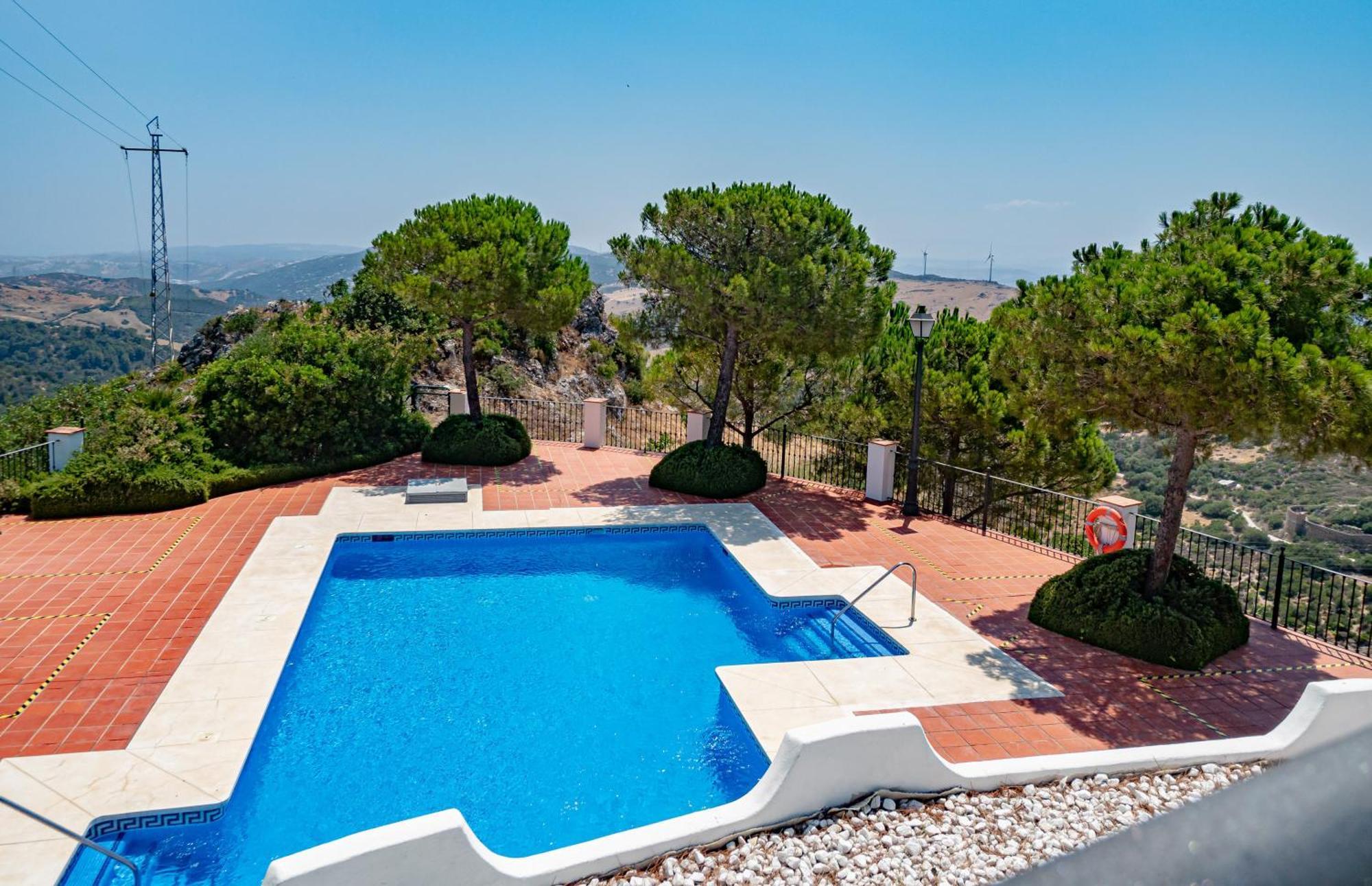 Stylish 3 Bed House 2 Bathrooms, With Patio, Roof Terrace And Communal Pool 5 Minutes Away From The Beautiful Spanish White Village Of Pueblo And Only 20 Mins From The Sea Casa rural Casares
