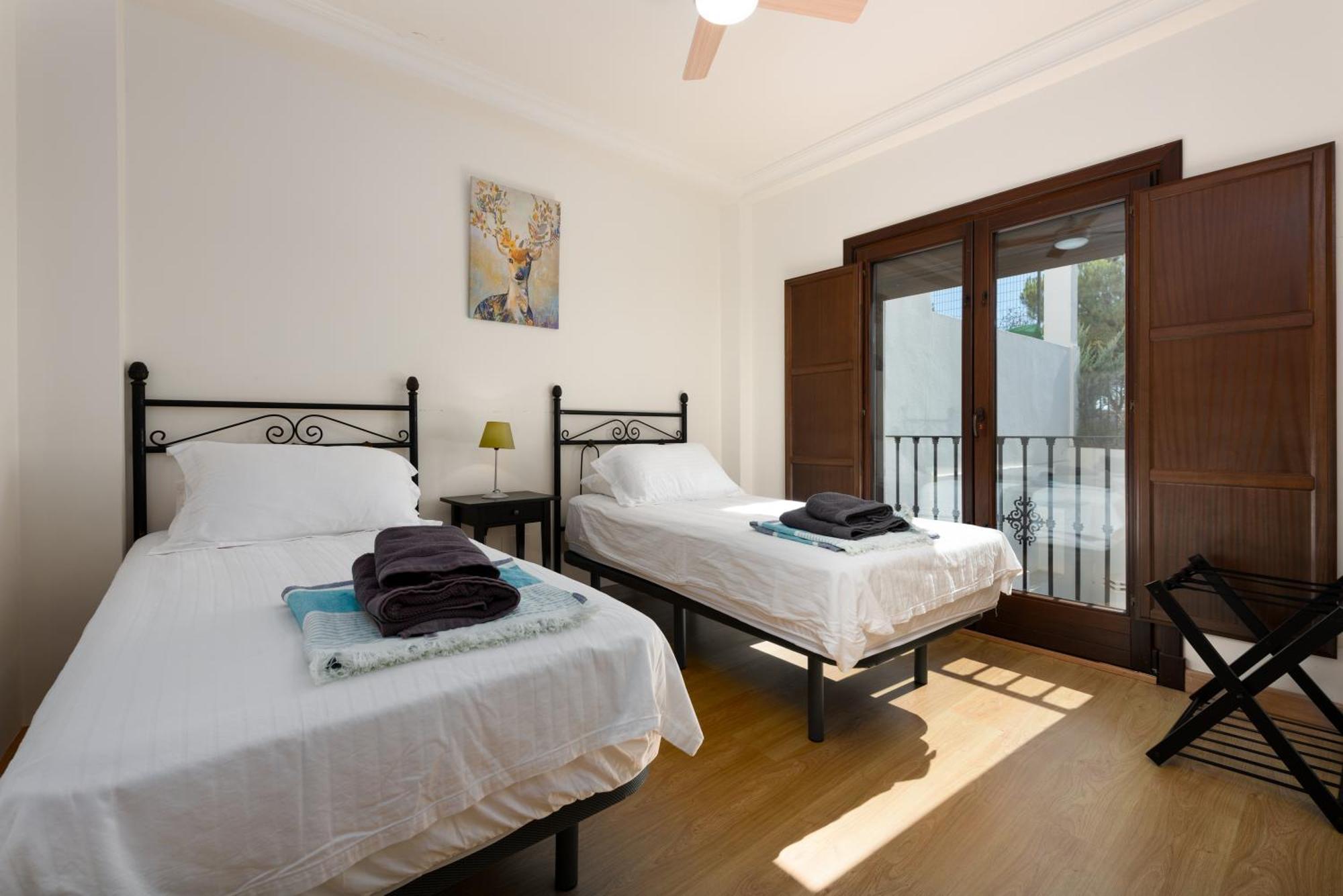 Stylish 3 Bed House 2 Bathrooms, With Patio, Roof Terrace And Communal Pool 5 Minutes Away From The Beautiful Spanish White Village Of Pueblo And Only 20 Mins From The Sea * Casares