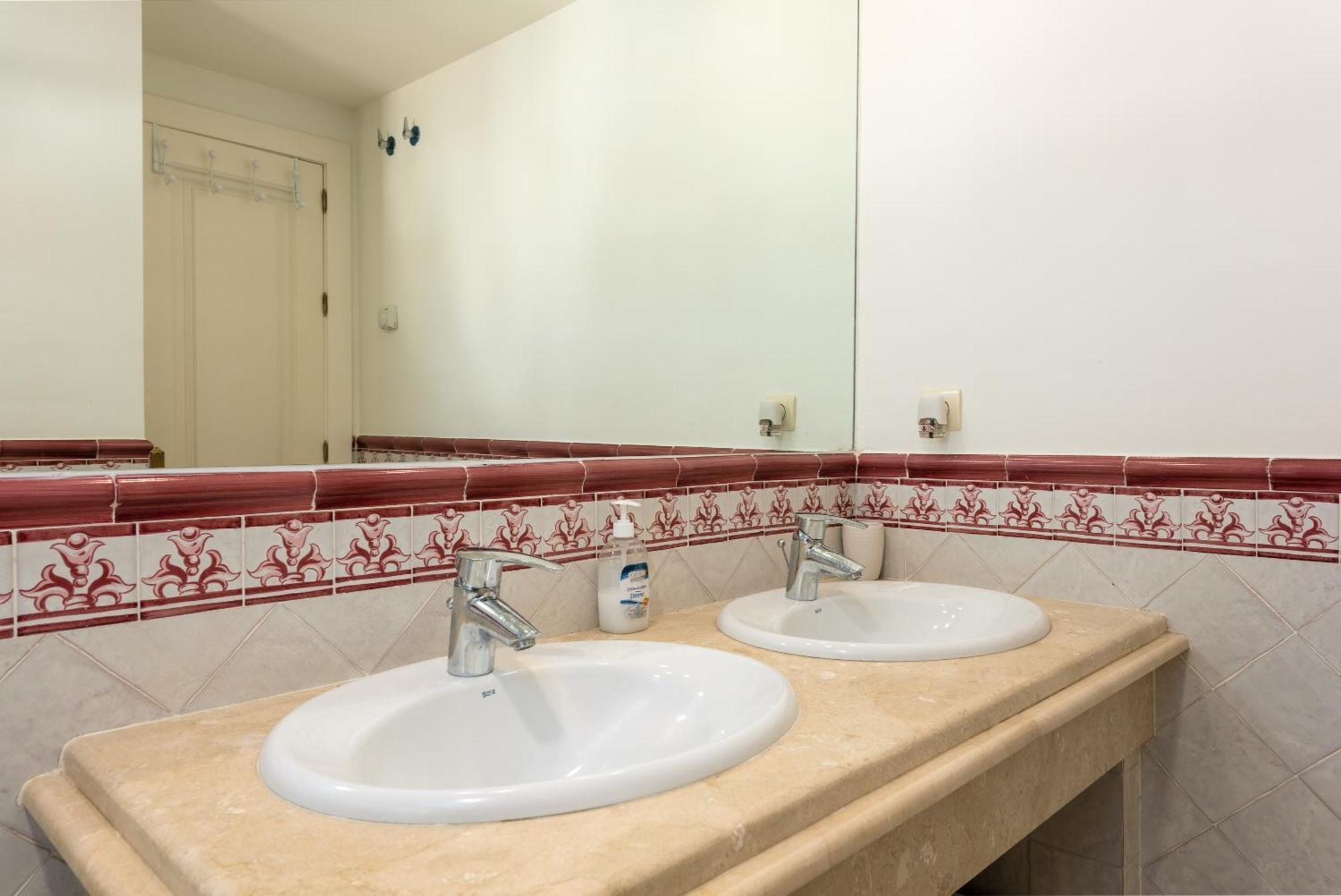 Stylish 3 Bed House 2 Bathrooms, With Patio, Roof Terrace And Communal Pool 5 Minutes Away From The Beautiful Spanish White Village Of Pueblo And Only 20 Mins From The Sea Casa rural