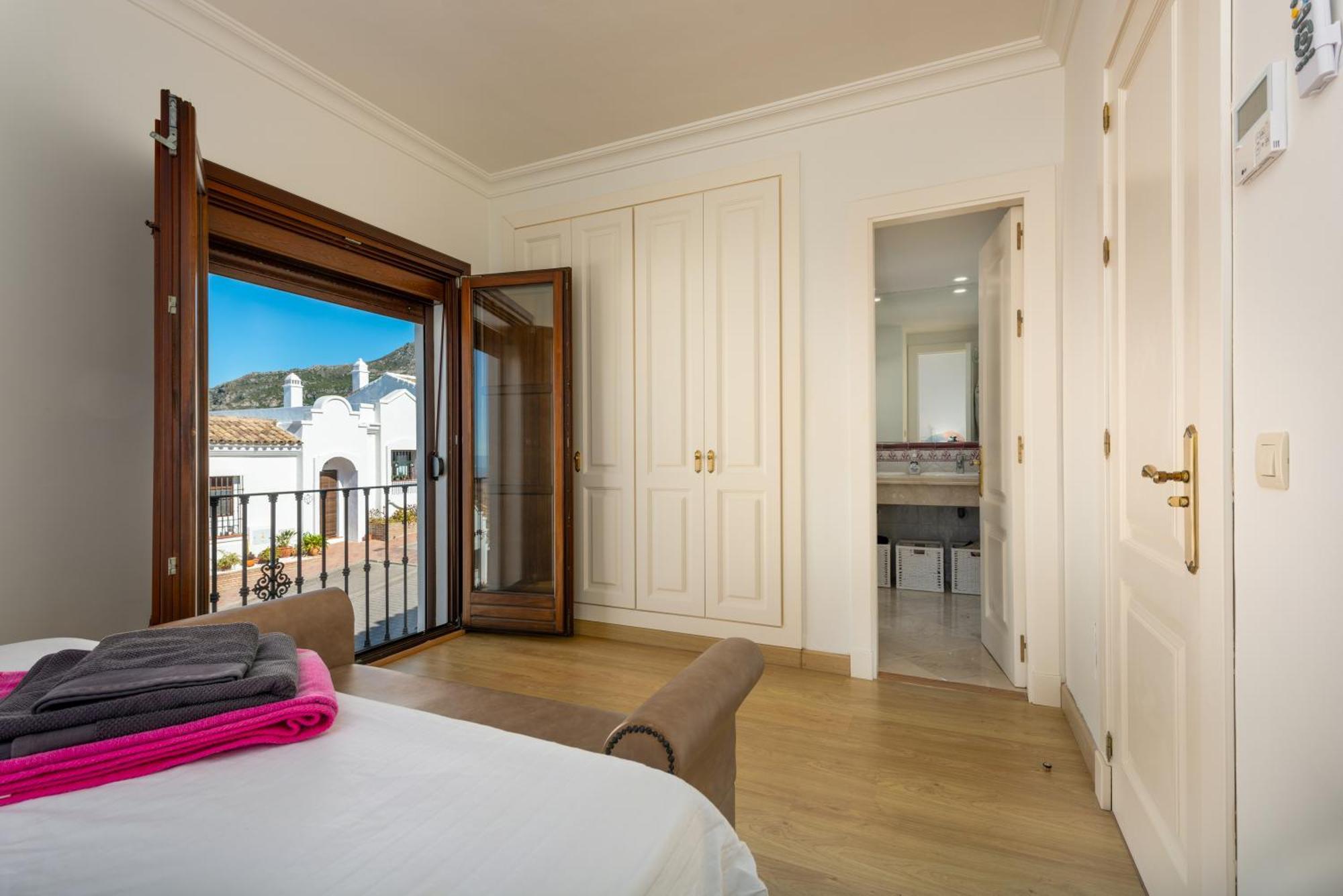 Stylish 3 Bed House 2 Bathrooms, With Patio, Roof Terrace And Communal Pool 5 Minutes Away From The Beautiful Spanish White Village Of Pueblo And Only 20 Mins From The Sea *