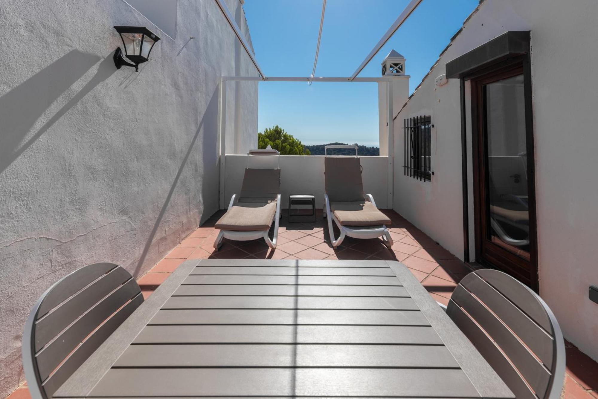 Casa rural Stylish 3 Bed House 2 Bathrooms, With Patio, Roof Terrace And Communal Pool 5 Minutes Away From The Beautiful Spanish White Village Of Pueblo And Only 20 Mins From The Sea