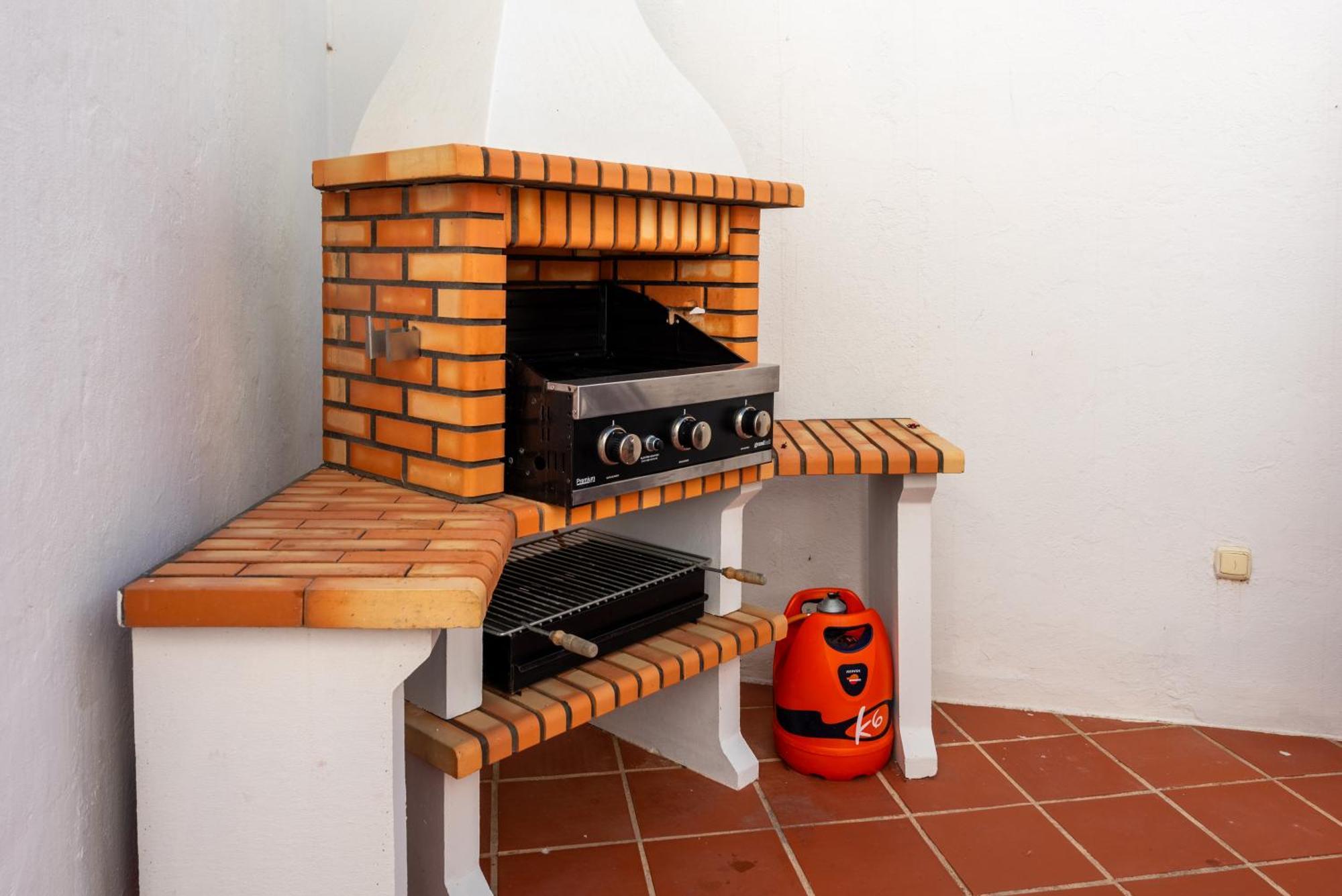Stylish 3 Bed House 2 Bathrooms, With Patio, Roof Terrace And Communal Pool 5 Minutes Away From The Beautiful Spanish White Village Of Pueblo And Only 20 Mins From The Sea Casa rural Casares
