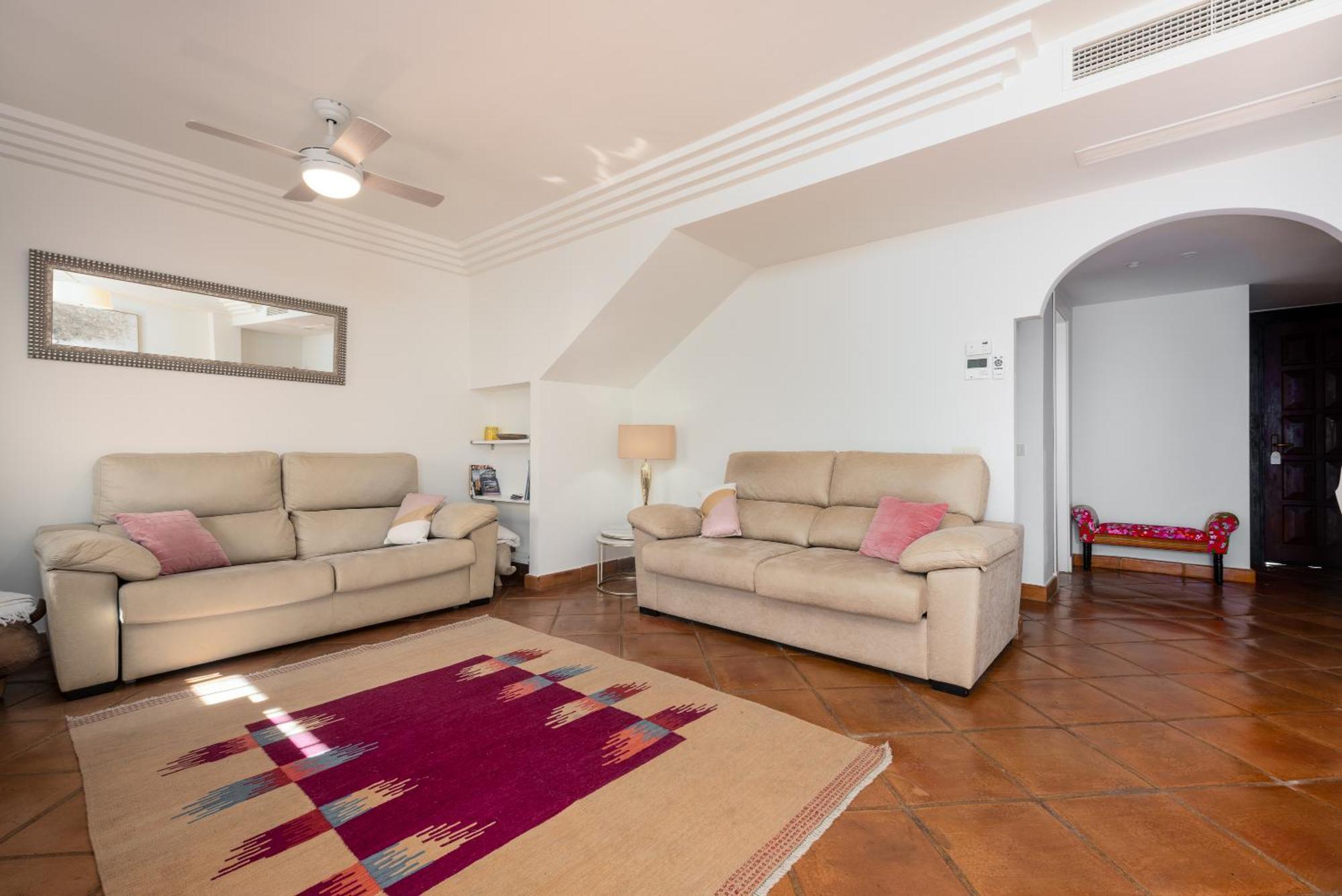 Casa rural Stylish 3 Bed House 2 Bathrooms, With Patio, Roof Terrace And Communal Pool 5 Minutes Away From The Beautiful Spanish White Village Of Pueblo And Only 20 Mins From The Sea Casares