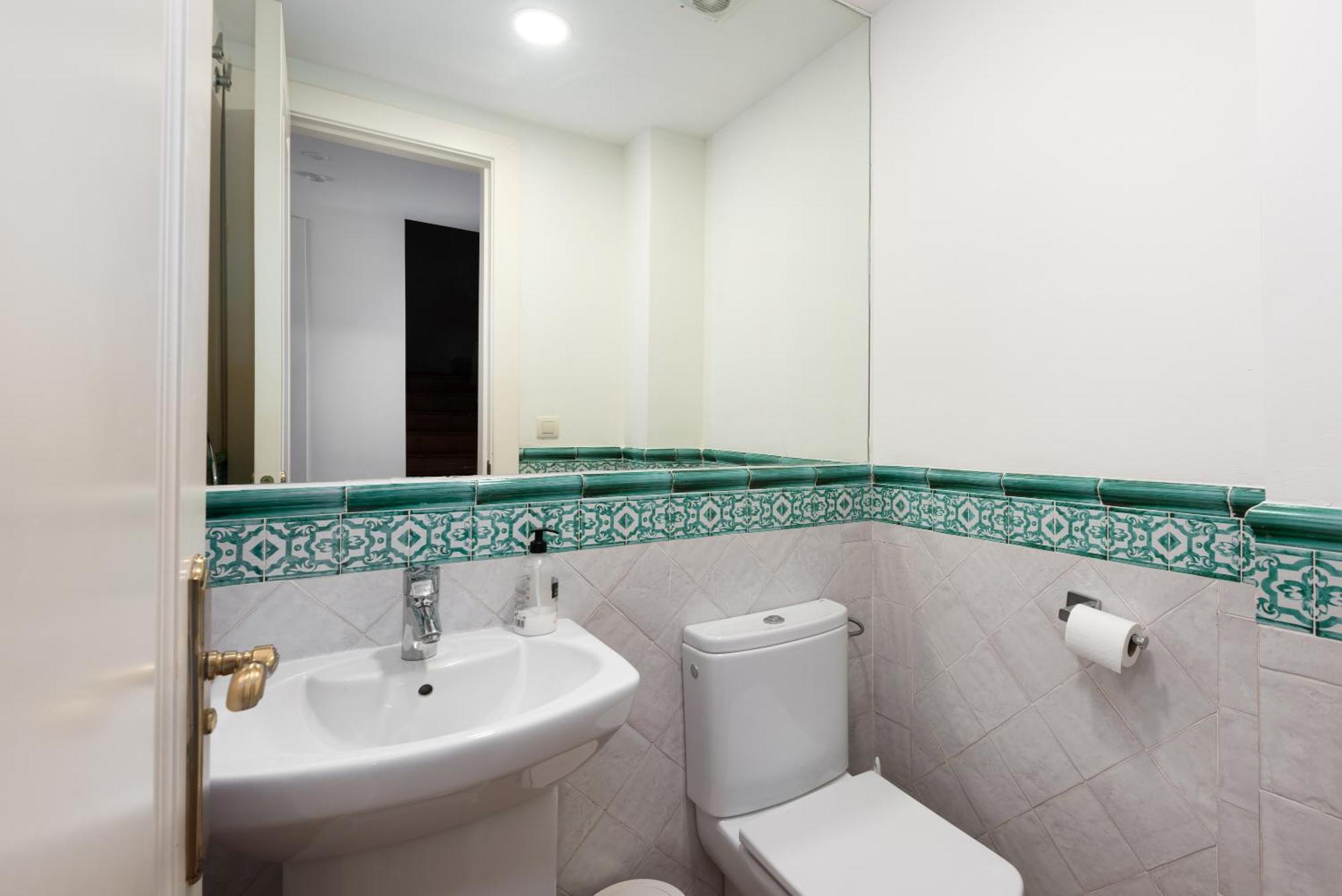 Stylish 3 Bed House 2 Bathrooms, With Patio, Roof Terrace And Communal Pool 5 Minutes Away From The Beautiful Spanish White Village Of Pueblo And Only 20 Mins From The Sea