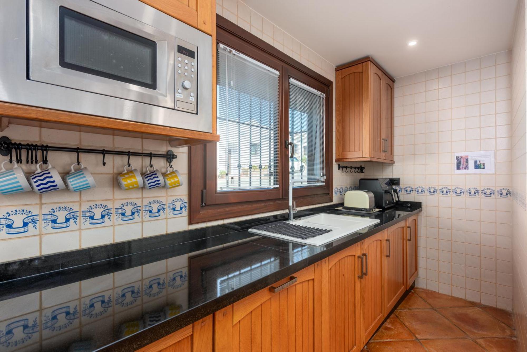 Stylish 3 Bed House 2 Bathrooms, With Patio, Roof Terrace And Communal Pool 5 Minutes Away From The Beautiful Spanish White Village Of Pueblo And Only 20 Mins From The Sea Casa rural