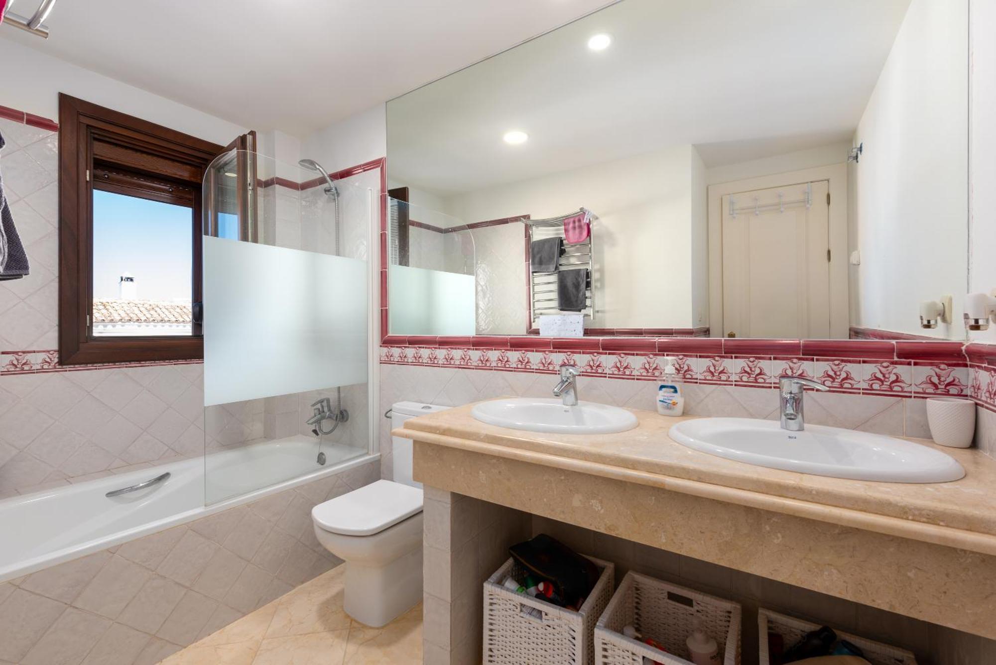 Casa rural Stylish 3 Bed House 2 Bathrooms, With Patio, Roof Terrace And Communal Pool 5 Minutes Away From The Beautiful Spanish White Village Of Pueblo And Only 20 Mins From The Sea
