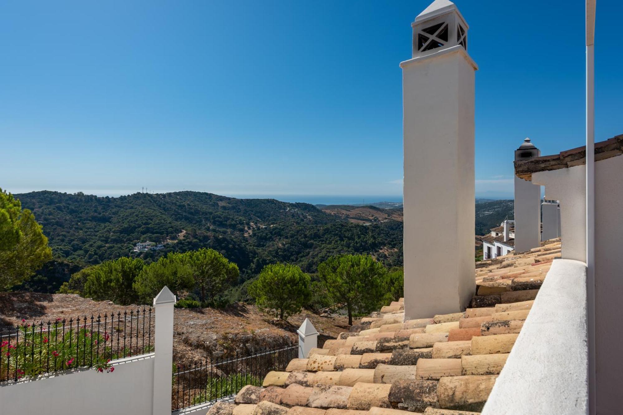 Stylish 3 Bed House 2 Bathrooms, With Patio, Roof Terrace And Communal Pool 5 Minutes Away From The Beautiful Spanish White Village Of Pueblo And Only 20 Mins From The Sea Casa rural *