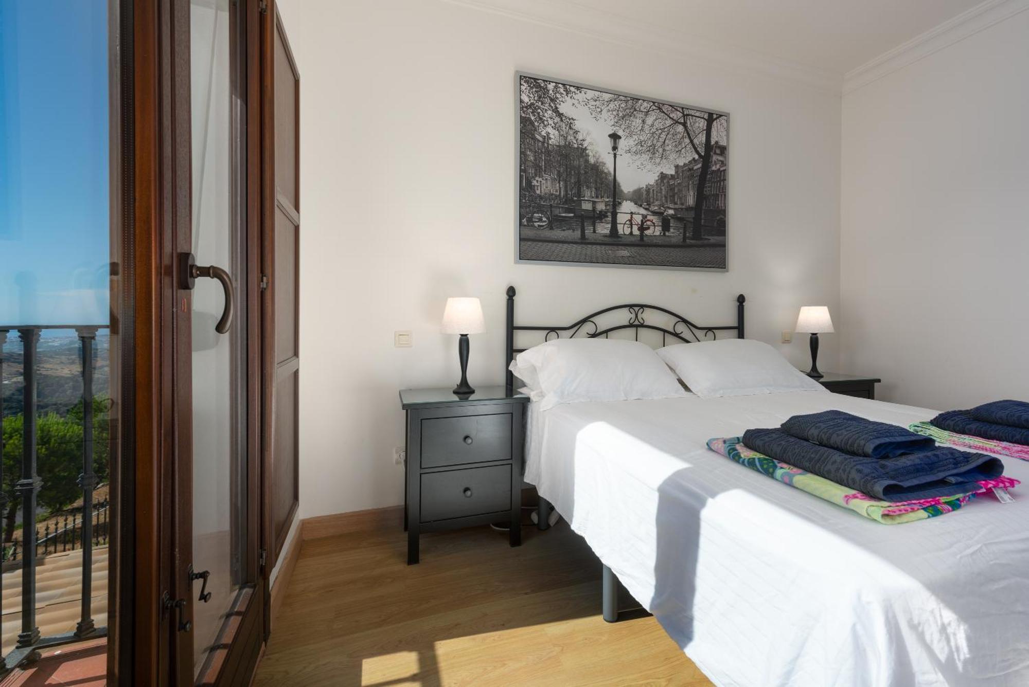 Casa rural Stylish 3 Bed House 2 Bathrooms, With Patio, Roof Terrace And Communal Pool 5 Minutes Away From The Beautiful Spanish White Village Of Pueblo And Only 20 Mins From The Sea Casares