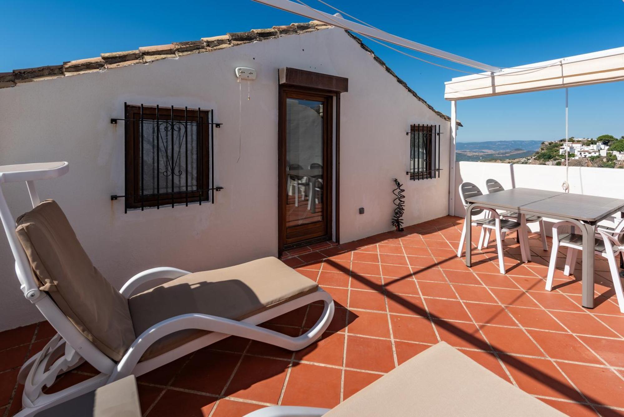 Stylish 3 Bed House 2 Bathrooms, With Patio, Roof Terrace And Communal Pool 5 Minutes Away From The Beautiful Spanish White Village Of Pueblo And Only 20 Mins From The Sea *
