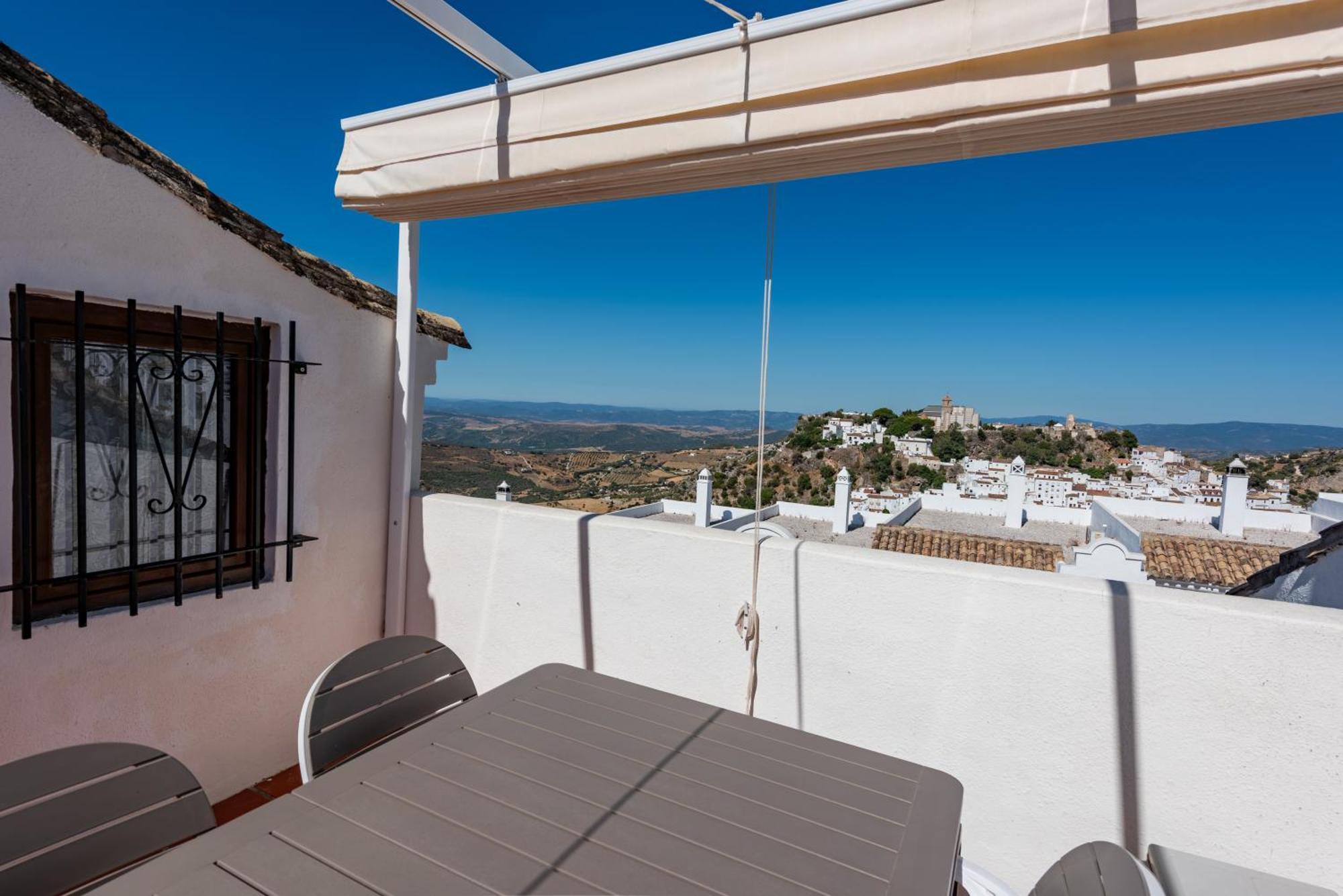 Stylish 3 Bed House 2 Bathrooms, With Patio, Roof Terrace And Communal Pool 5 Minutes Away From The Beautiful Spanish White Village Of Pueblo And Only 20 Mins From The Sea Casa rural