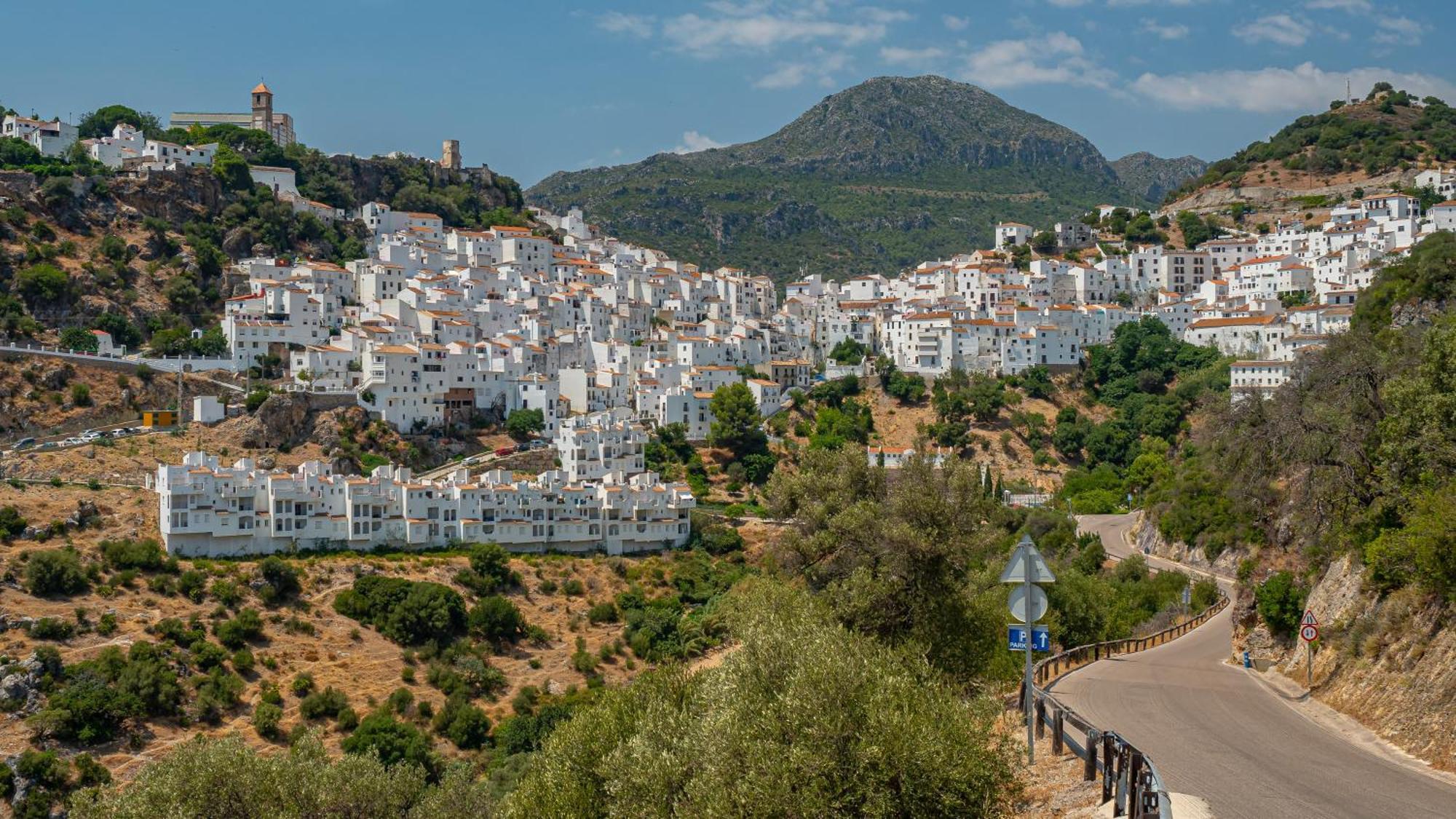 Stylish 3 Bed House 2 Bathrooms, With Patio, Roof Terrace And Communal Pool 5 Minutes Away From The Beautiful Spanish White Village Of Pueblo And Only 20 Mins From The Sea Casa rural *
