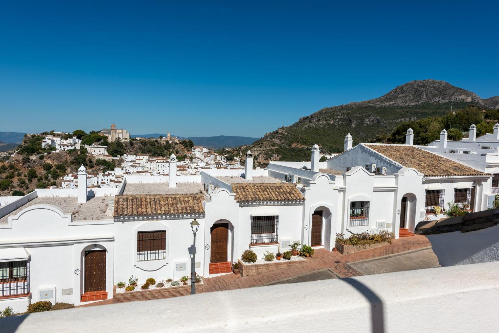 Stylish 3 Bed House 2 Bathrooms, With Patio, Roof Terrace And Communal Pool 5 Minutes Away From The Beautiful Spanish White Village Of Pueblo And Only 20 Mins From The Sea *