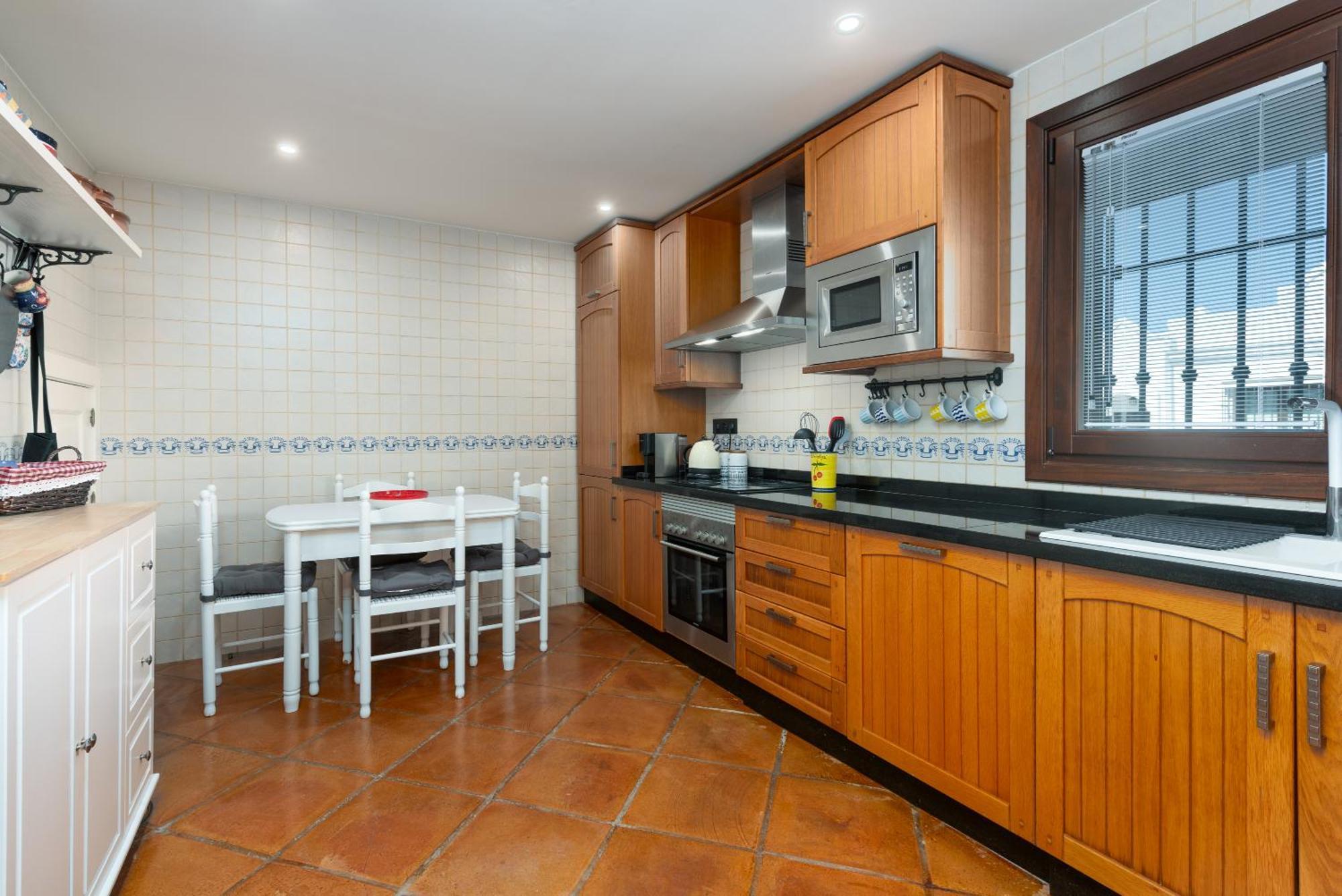 Stylish 3 Bed House 2 Bathrooms, With Patio, Roof Terrace And Communal Pool 5 Minutes Away From The Beautiful Spanish White Village Of Pueblo And Only 20 Mins From The Sea Casa rural