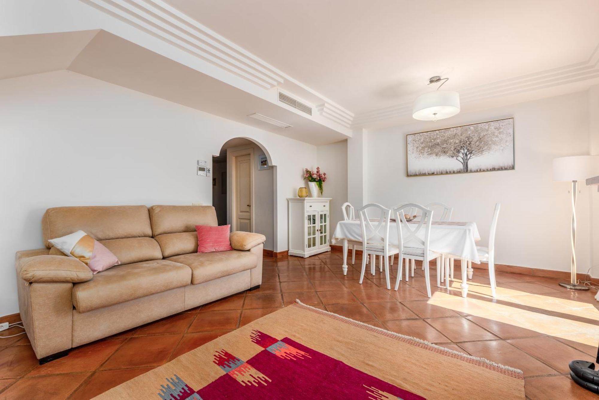 Stylish 3 Bed House 2 Bathrooms, With Patio, Roof Terrace And Communal Pool 5 Minutes Away From The Beautiful Spanish White Village Of Pueblo And Only 20 Mins From The Sea Casa rural *