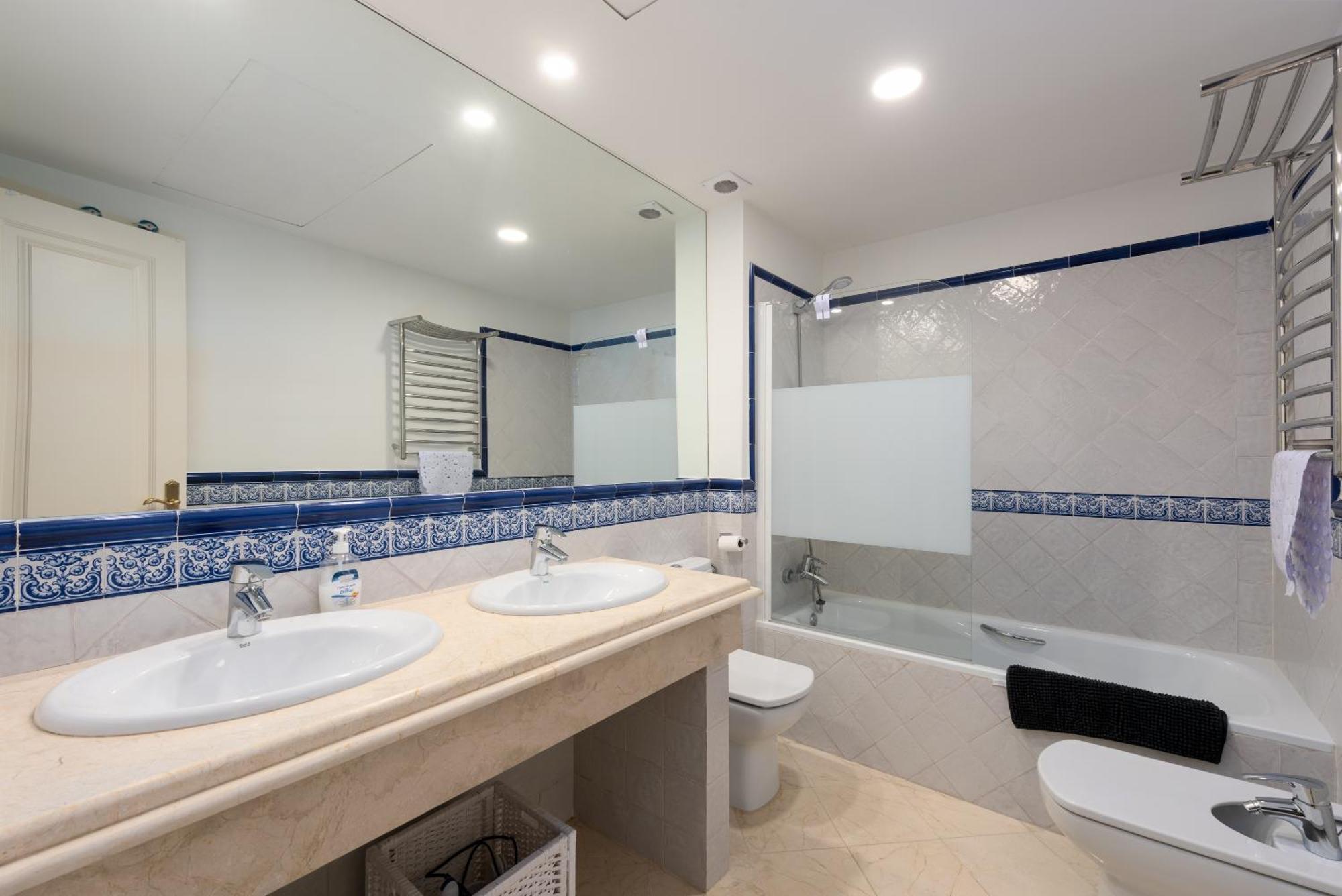 Stylish 3 Bed House 2 Bathrooms, With Patio, Roof Terrace And Communal Pool 5 Minutes Away From The Beautiful Spanish White Village Of Pueblo And Only 20 Mins From The Sea *