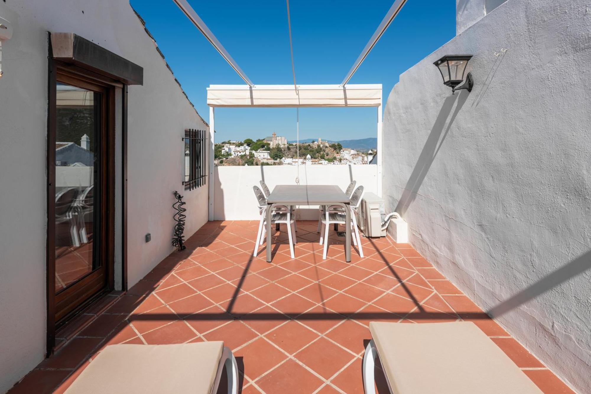 Stylish 3 Bed House 2 Bathrooms, With Patio, Roof Terrace And Communal Pool 5 Minutes Away From The Beautiful Spanish White Village Of Pueblo And Only 20 Mins From The Sea Casa rural