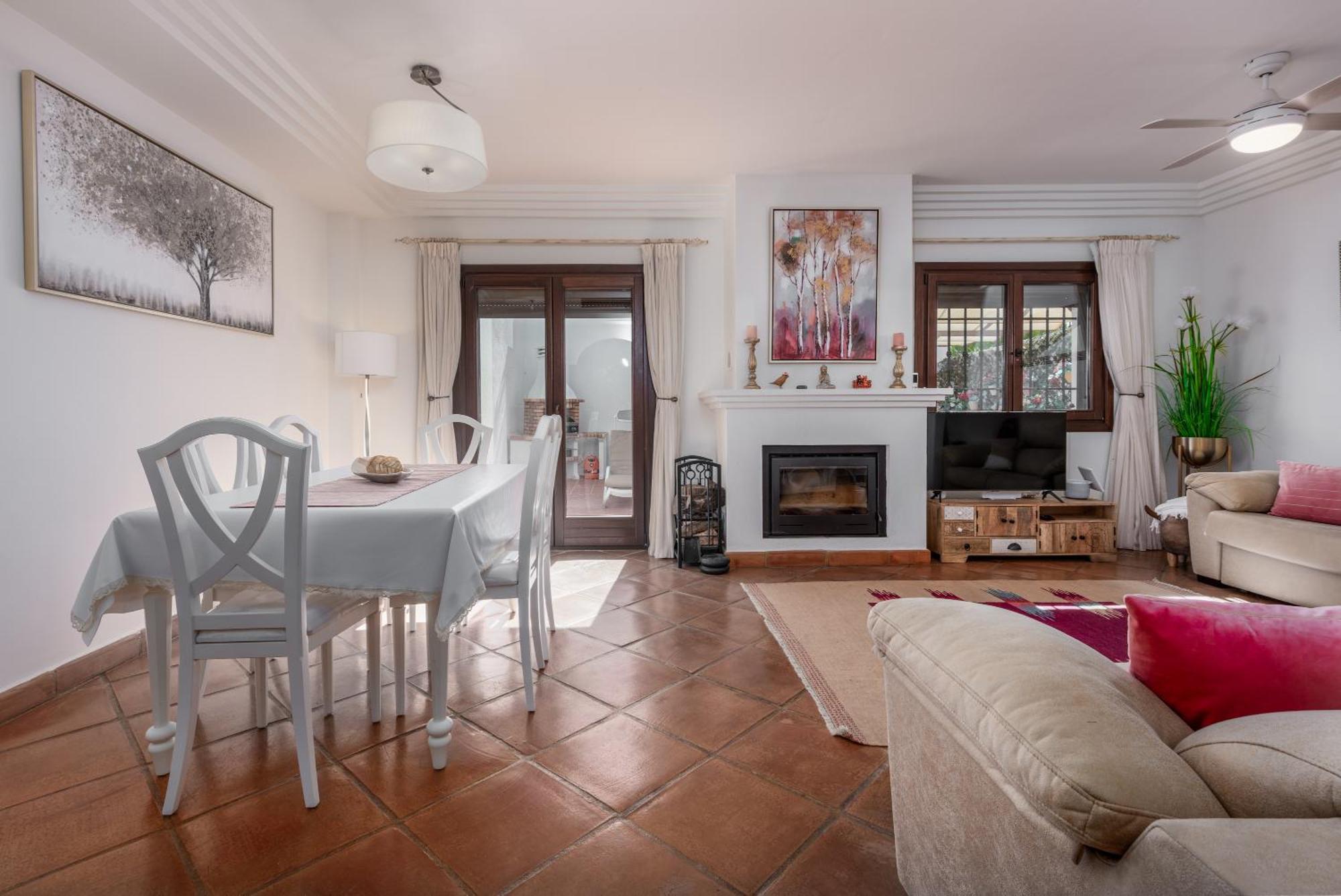 Casa rural Stylish 3 Bed House 2 Bathrooms, With Patio, Roof Terrace And Communal Pool 5 Minutes Away From The Beautiful Spanish White Village Of Pueblo And Only 20 Mins From The Sea