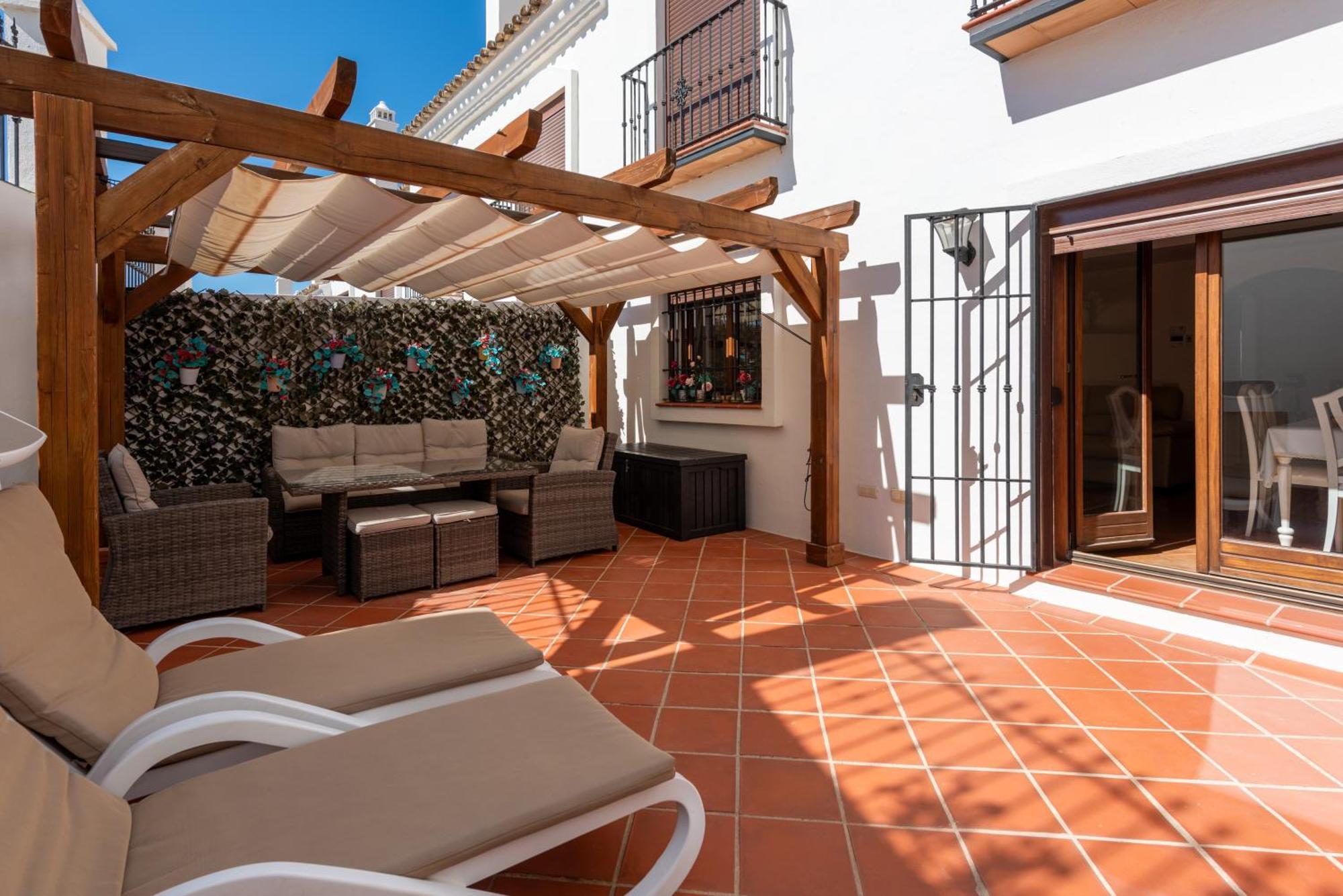 Stylish 3 Bed House 2 Bathrooms, With Patio, Roof Terrace And Communal Pool 5 Minutes Away From The Beautiful Spanish White Village Of Pueblo And Only 20 Mins From The Sea Casa rural *