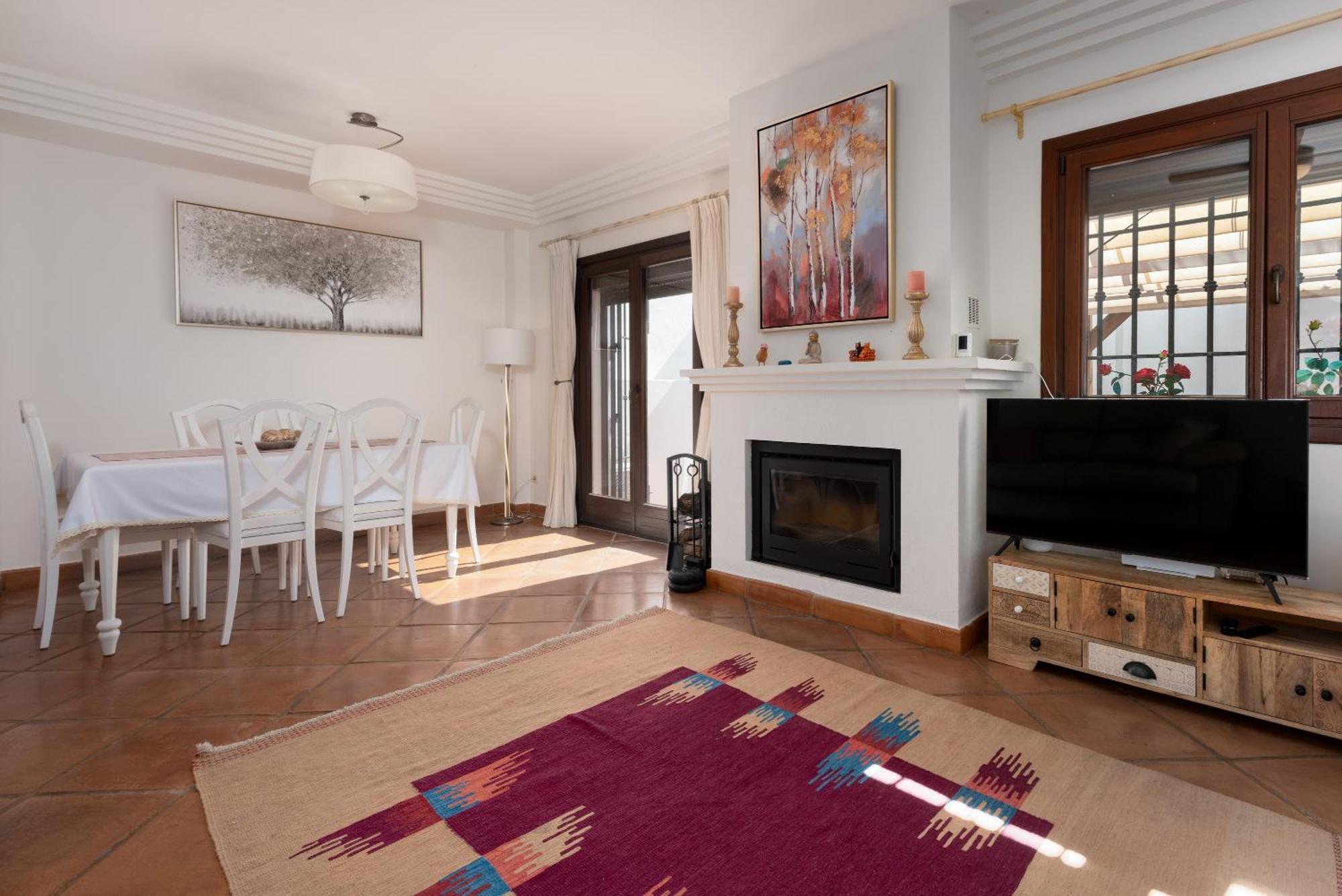 Casa rural Stylish 3 Bed House 2 Bathrooms, With Patio, Roof Terrace And Communal Pool 5 Minutes Away From The Beautiful Spanish White Village Of Pueblo And Only 20 Mins From The Sea *