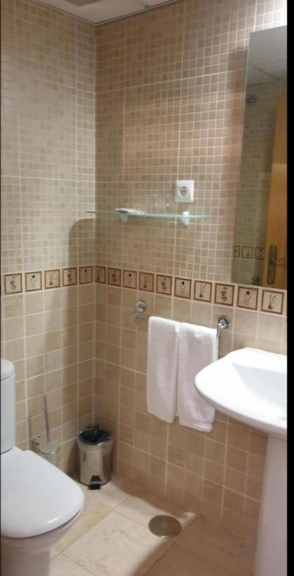 Hostal El Rastro Pensión 2*