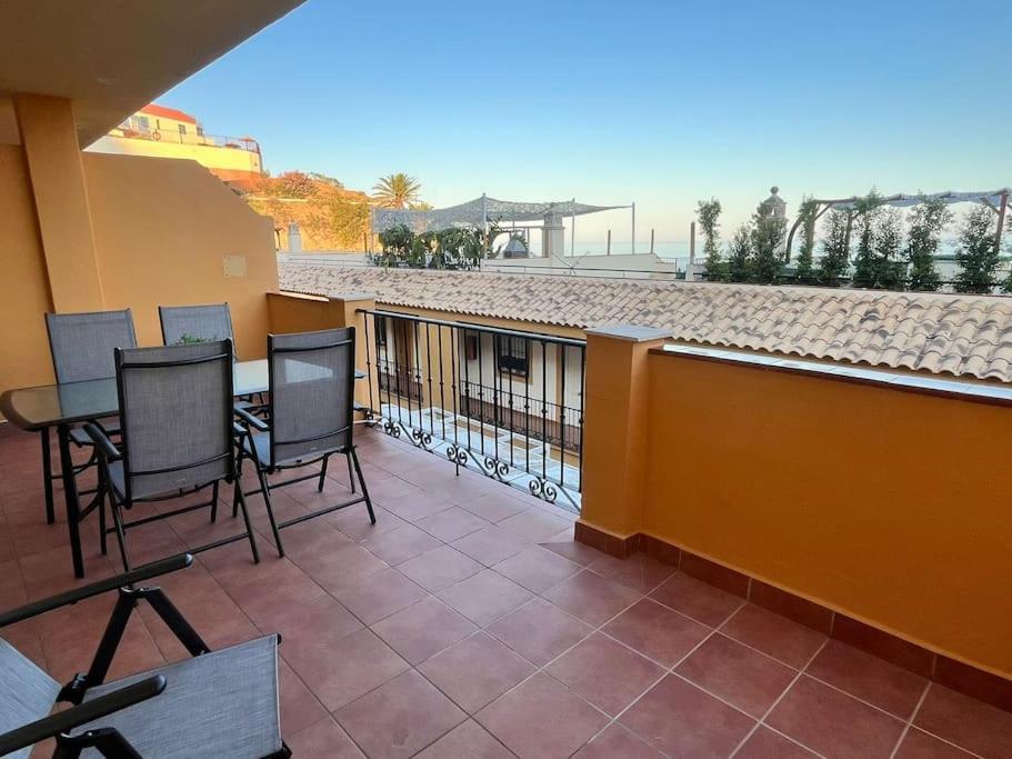 Hermoso De 2 Dormitorios, Gran Terraza, Vistas Al Mar Y Cerca De La Playa 