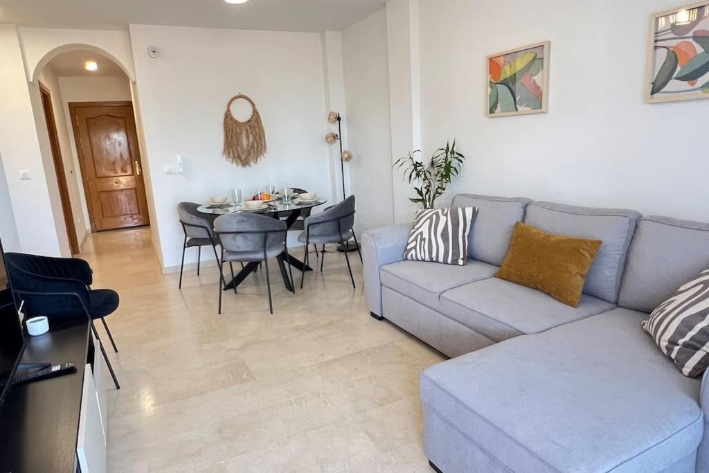 Hermoso De 2 Dormitorios, Gran Terraza, Vistas Al Mar Y Cerca De La Playa 