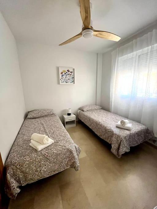 Hermoso De 2 Dormitorios, Gran Terraza, Vistas Al Mar Y Cerca De La Playa 