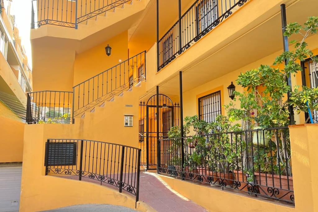 Hermoso De 2 Dormitorios, Gran Terraza, Vistas Al Mar Y Cerca De La Playa 