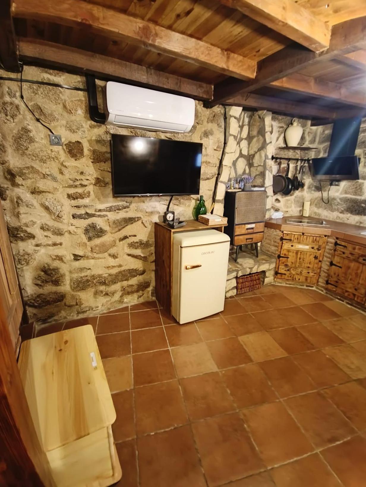 La Casita De Piedra Holiday home Navaluenga