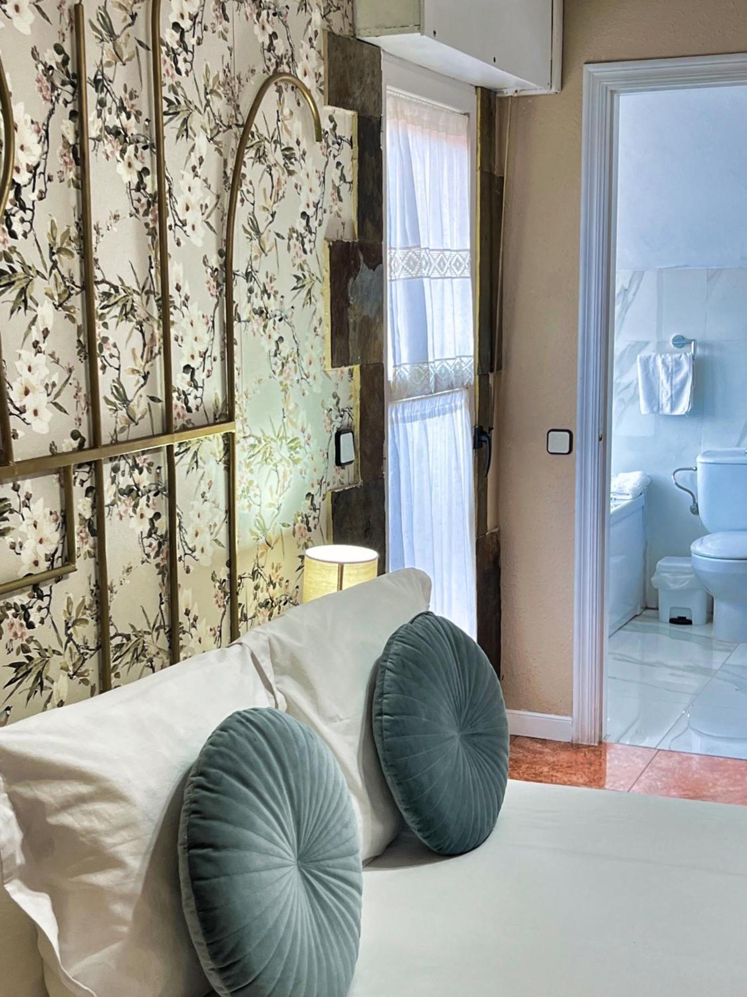 Javier - Alojateisla Guest house 3*
